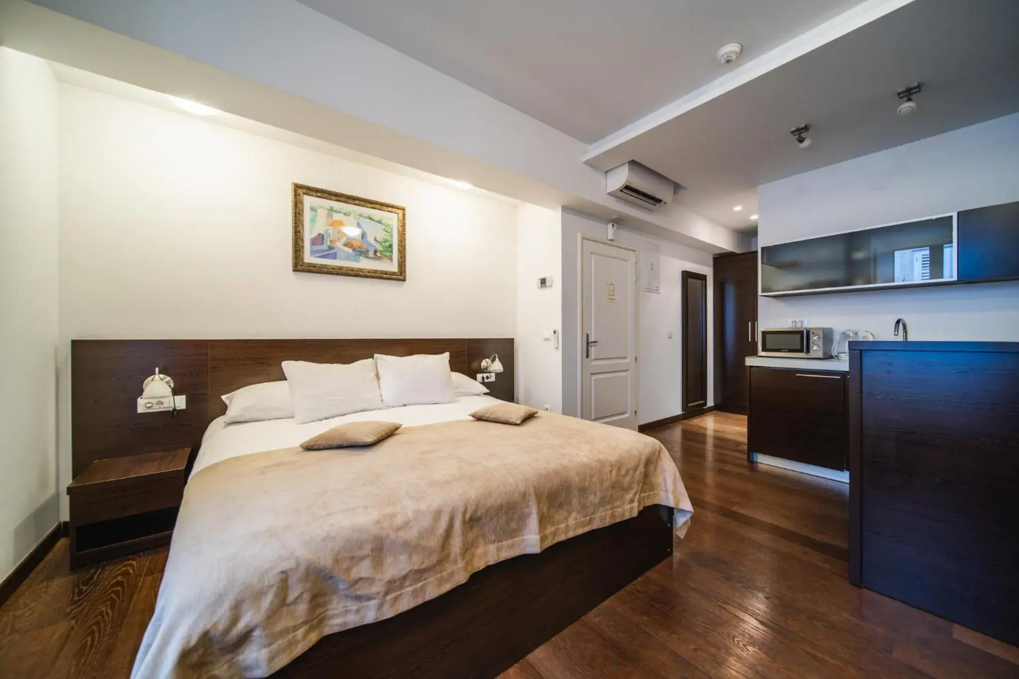 Kitchen or kitchenette, Bed in Celenga Apartments with free offsite parking Kitchen or kitchenette, Bed in Celenga Apartments with free offsite parking