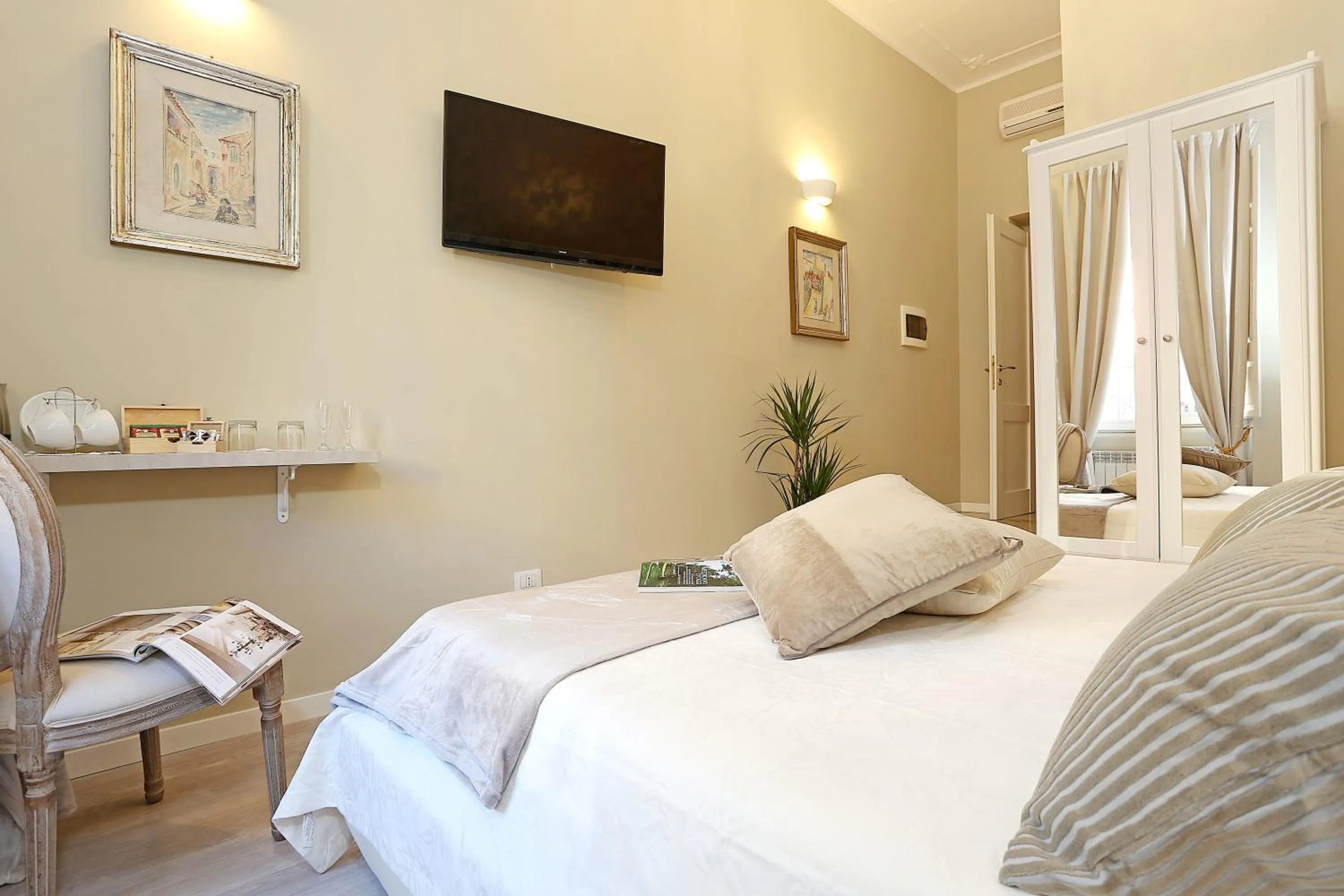 TV and multimedia, Bed in Liberty Rome Suites - Liberty Collection