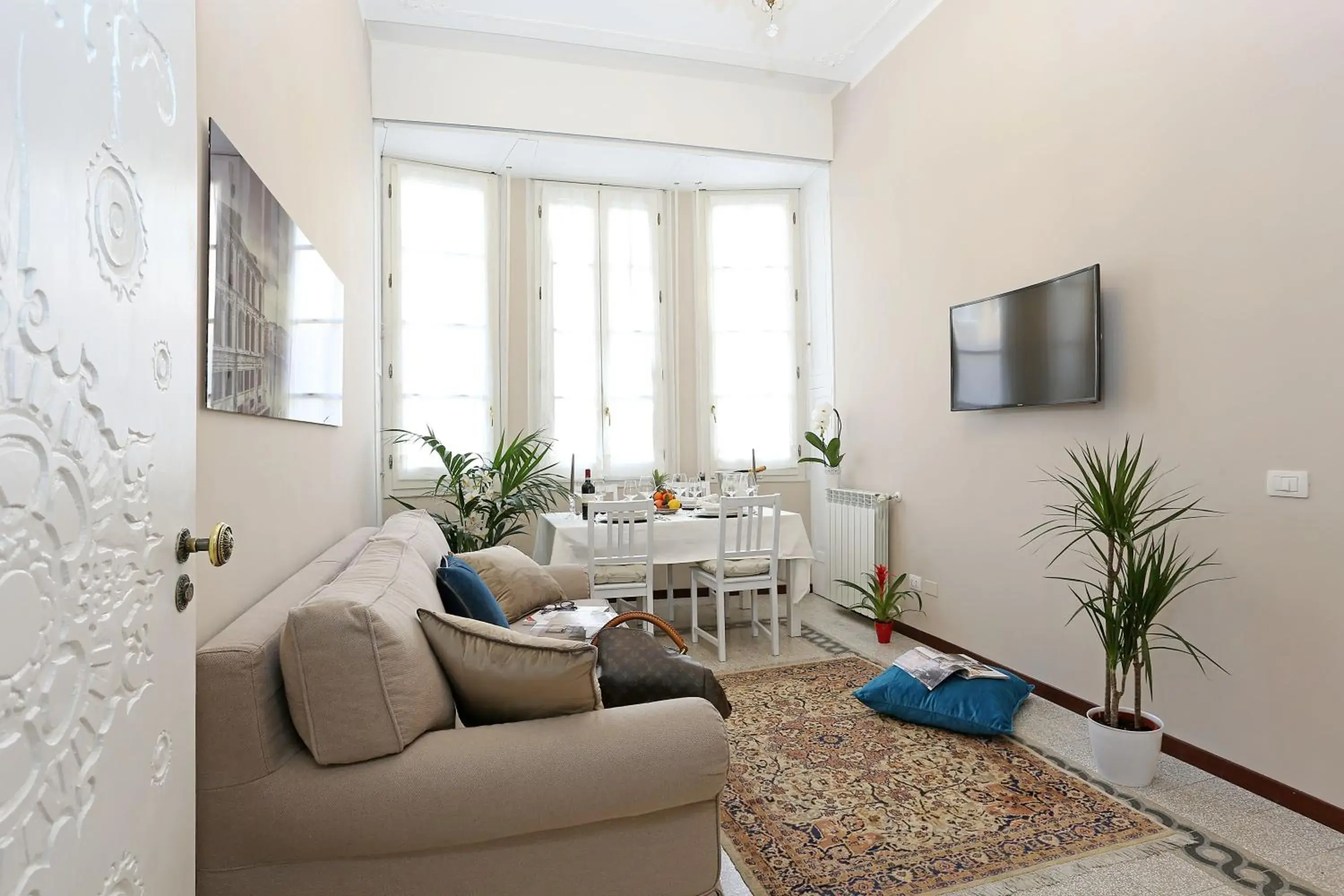 Lounge or bar in Liberty Rome Suites - Liberty Collection Lounge or bar in Liberty Rome Suites - Liberty Collection