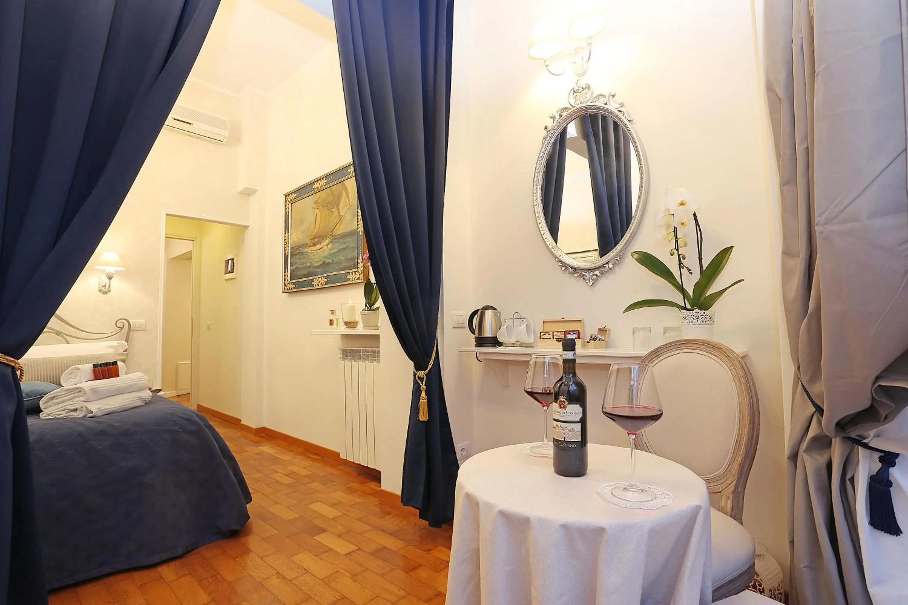 Hot Tub, Bed in Liberty Rome Suites - Liberty Collection