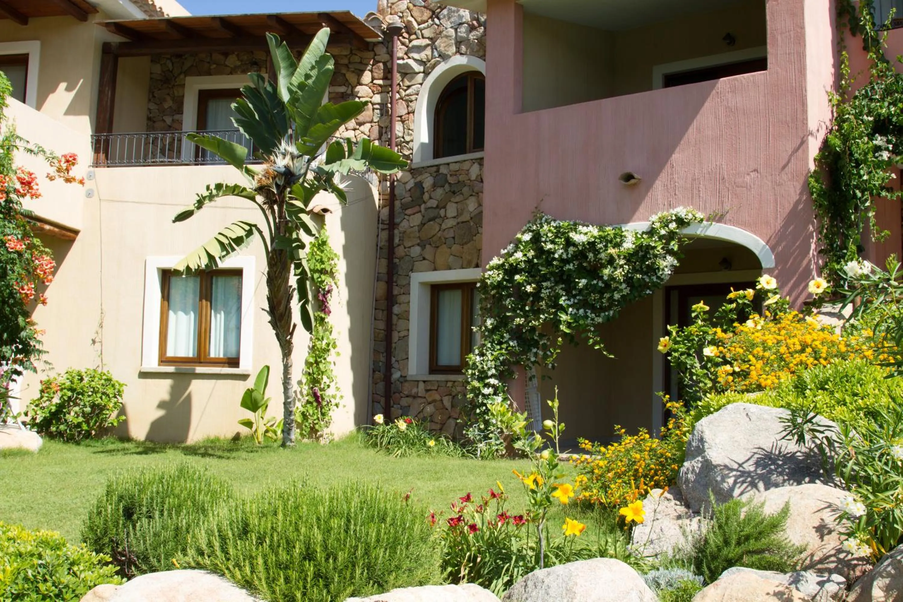 Property building in Hotel Mariposas