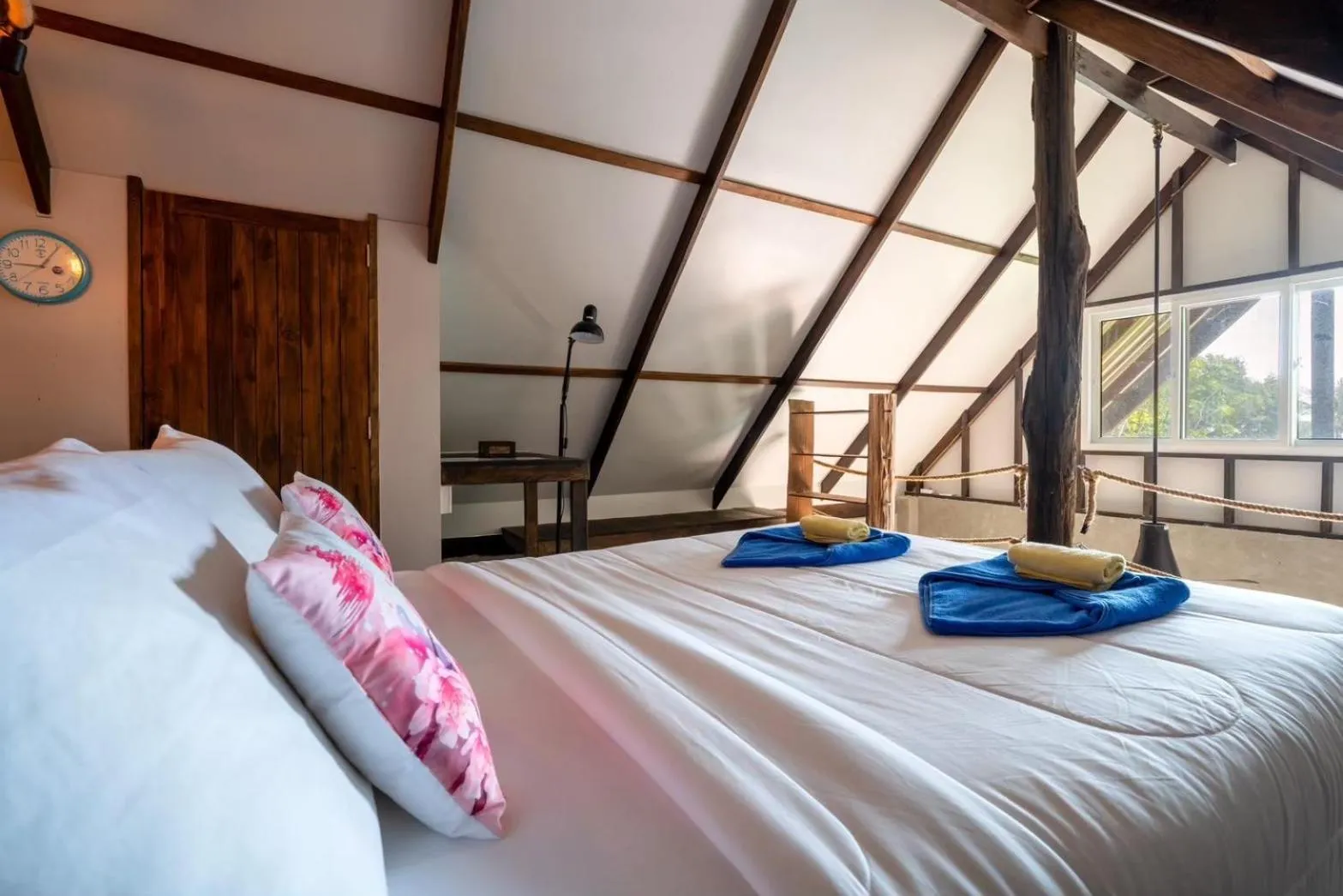 Photo of the whole room, Bed in Koh Pu Sea View Beach Resort