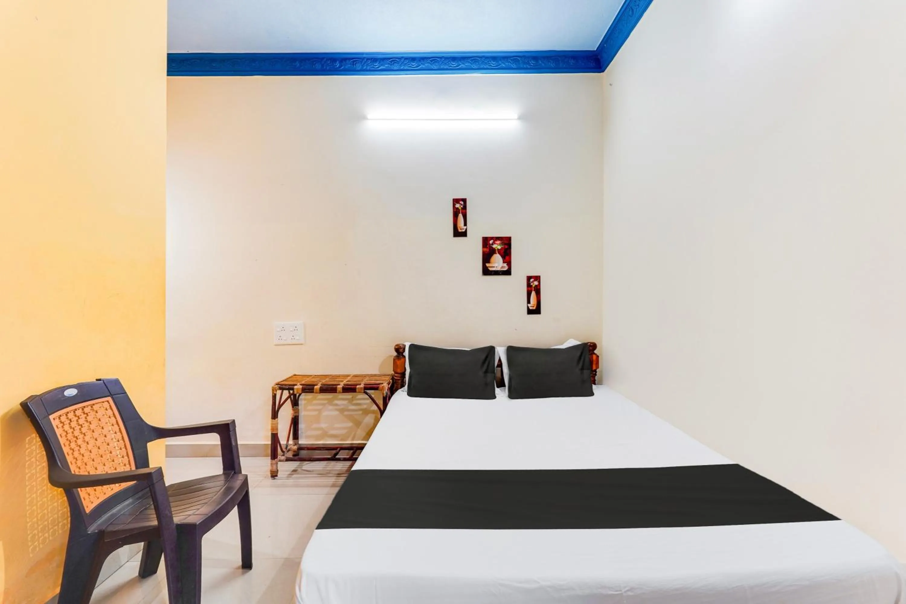 Bedroom, Bed in Hotel O Raghul Residency