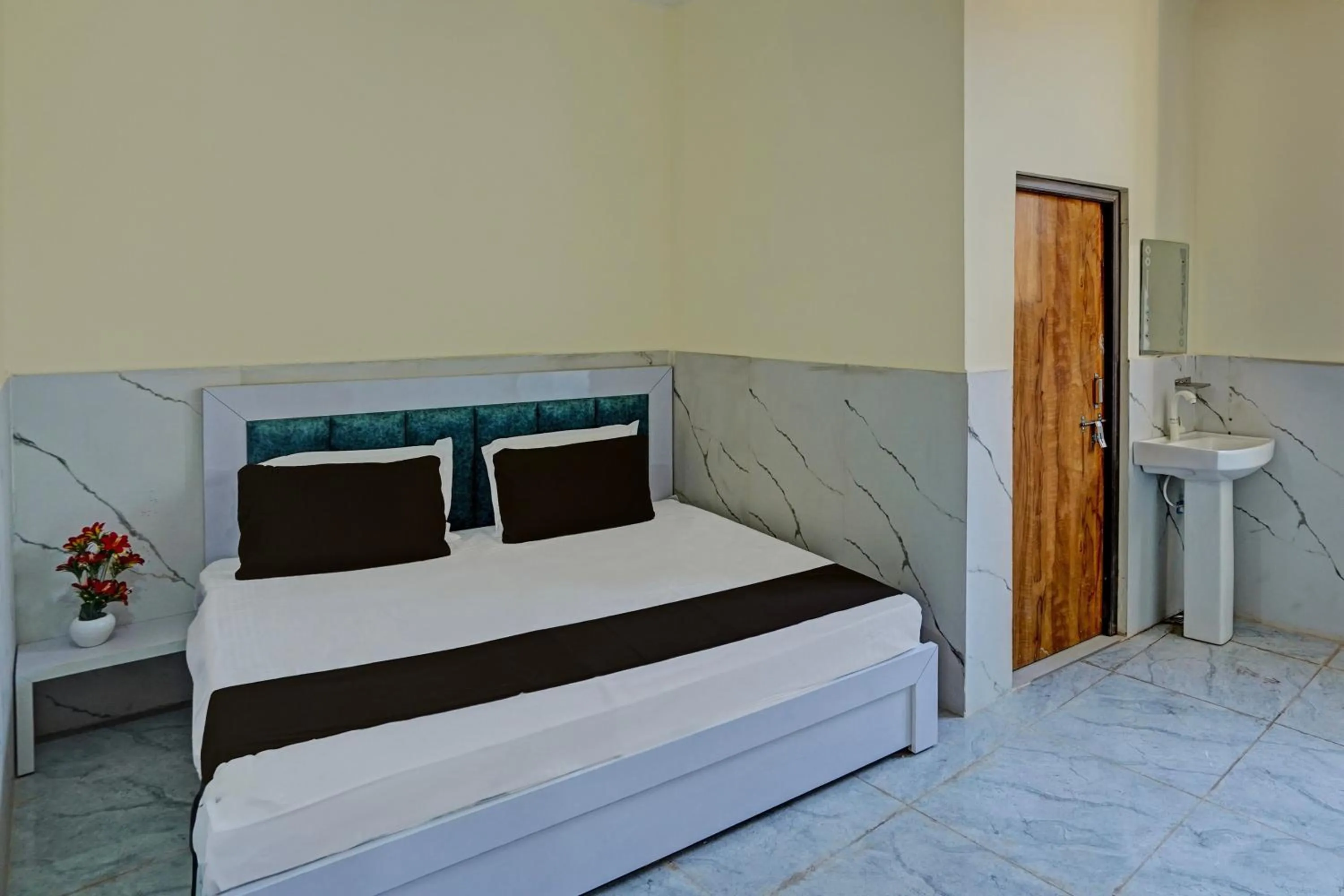 Bedroom, Bed in Hotel O ABHINAV HOTEL