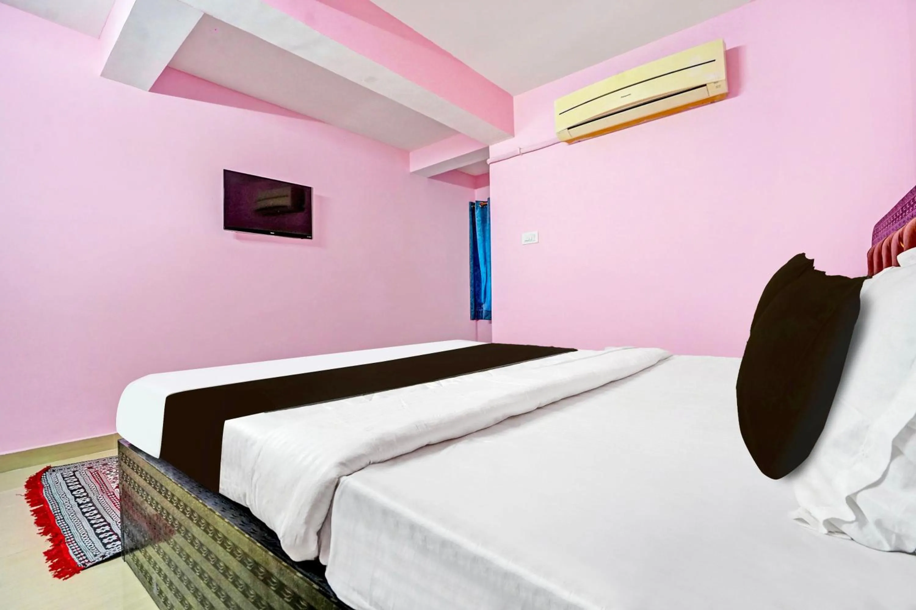 Bedroom, Bed in Hotel O Trinetra Inn