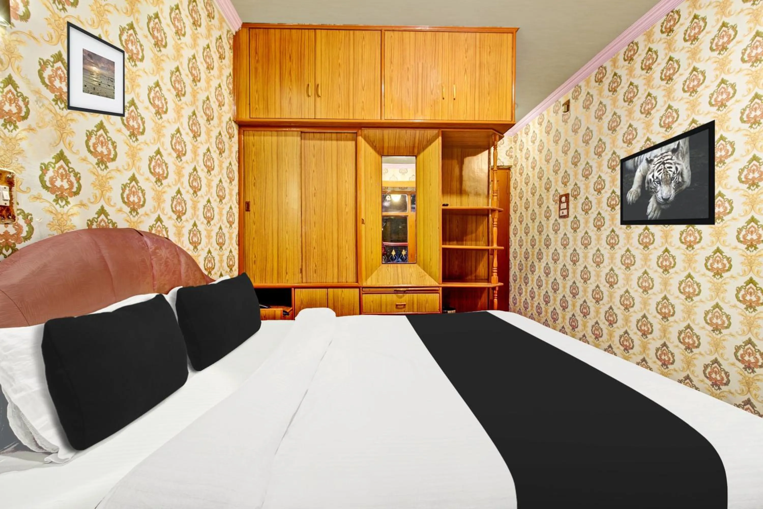 Bedroom, Bed in Hotel O Residency Road Srinagar