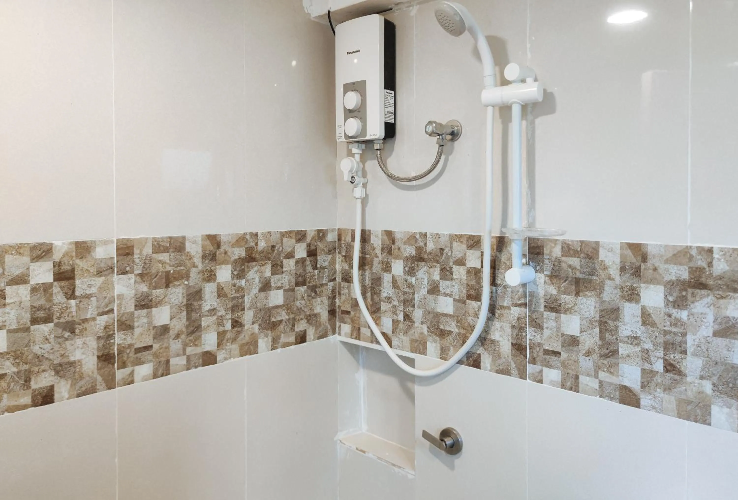 Shower in RedDoorz @ Monterrazas Village Homestay Baguio