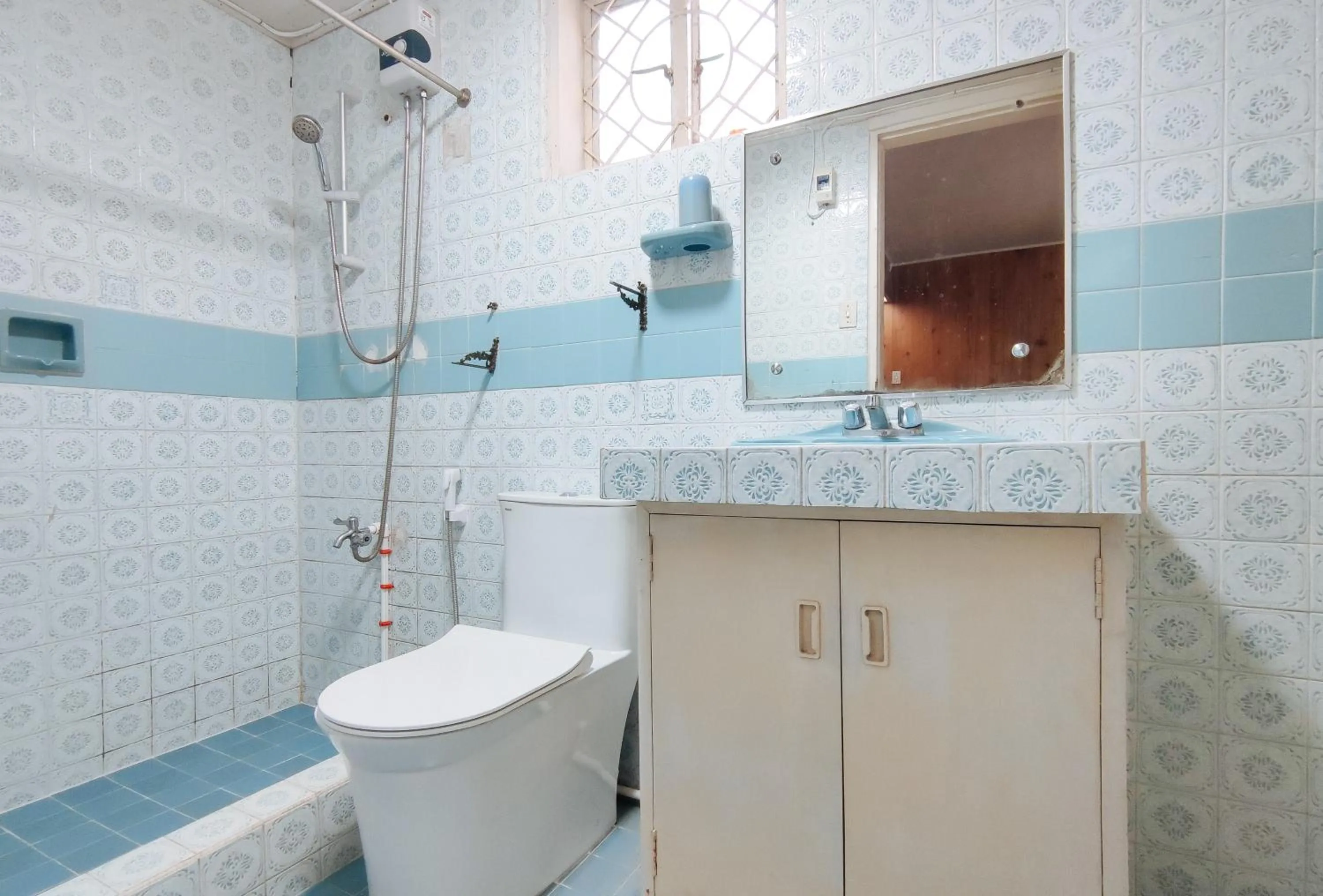 Shower in RedDoorz @ Monterrazas Village Homestay Baguio