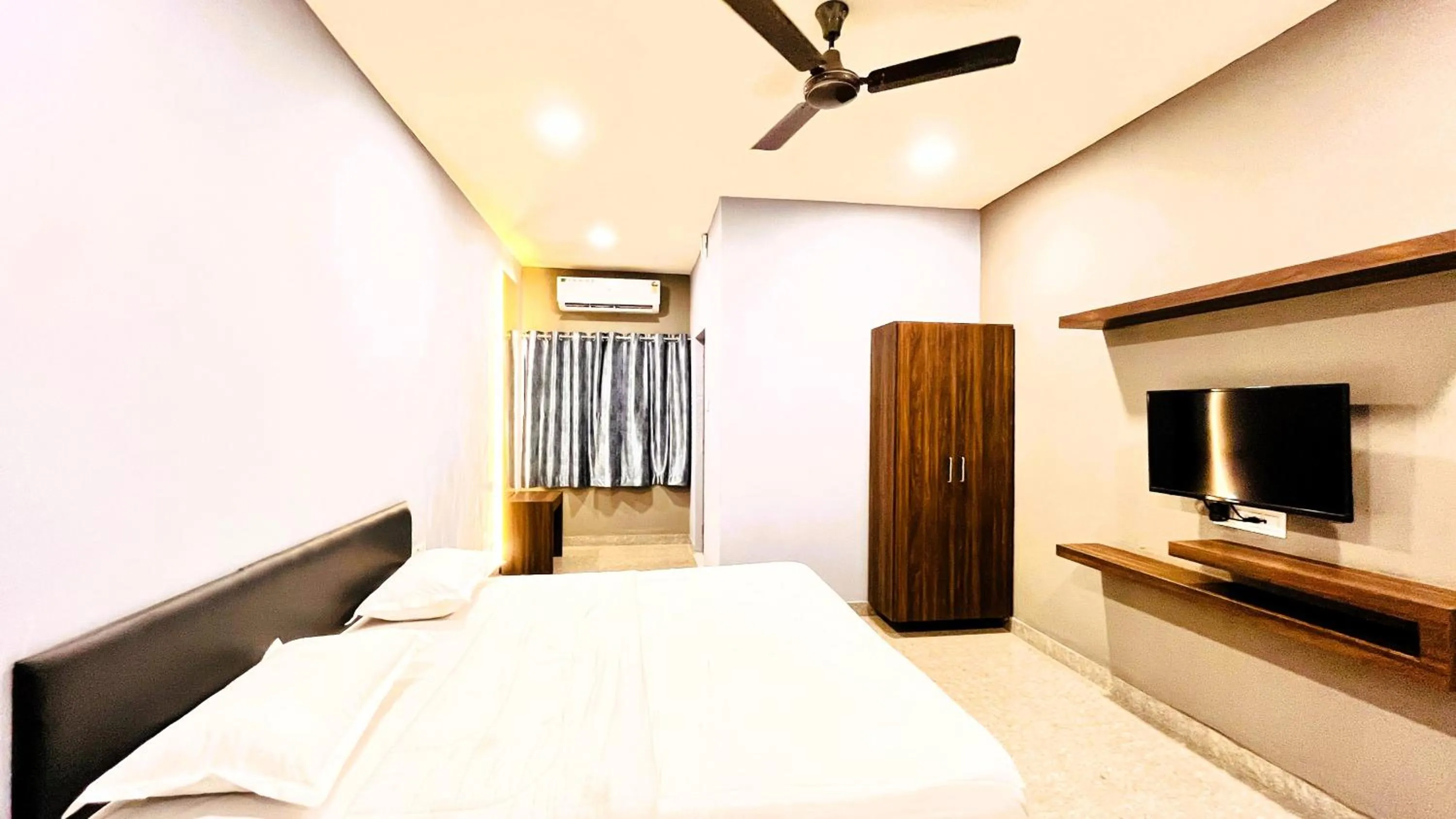 Communal lounge/ TV room, Bed in Hotel Kutch Palace