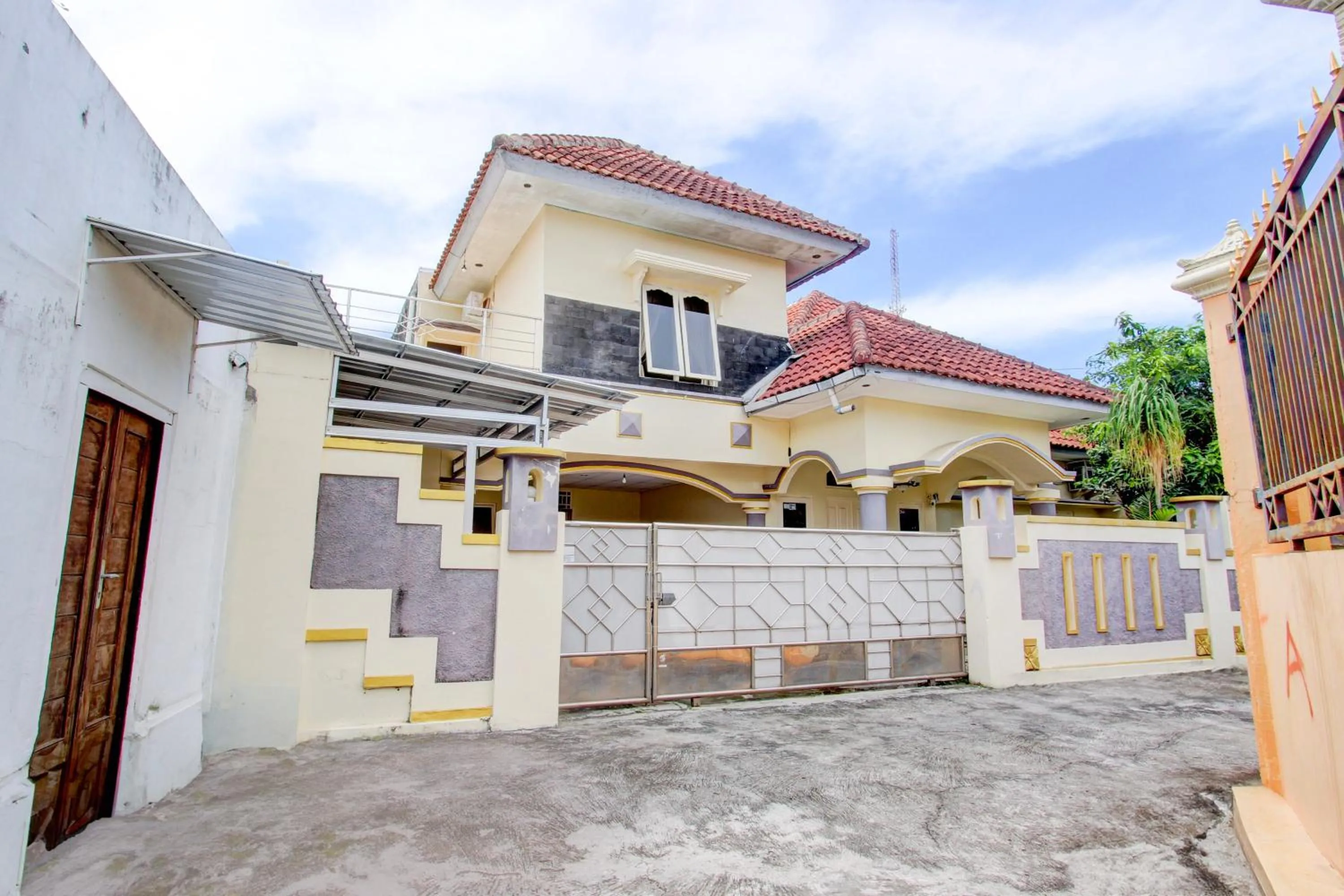 Facade/entrance in Hotel O Kenzie Bunkbed Syariah