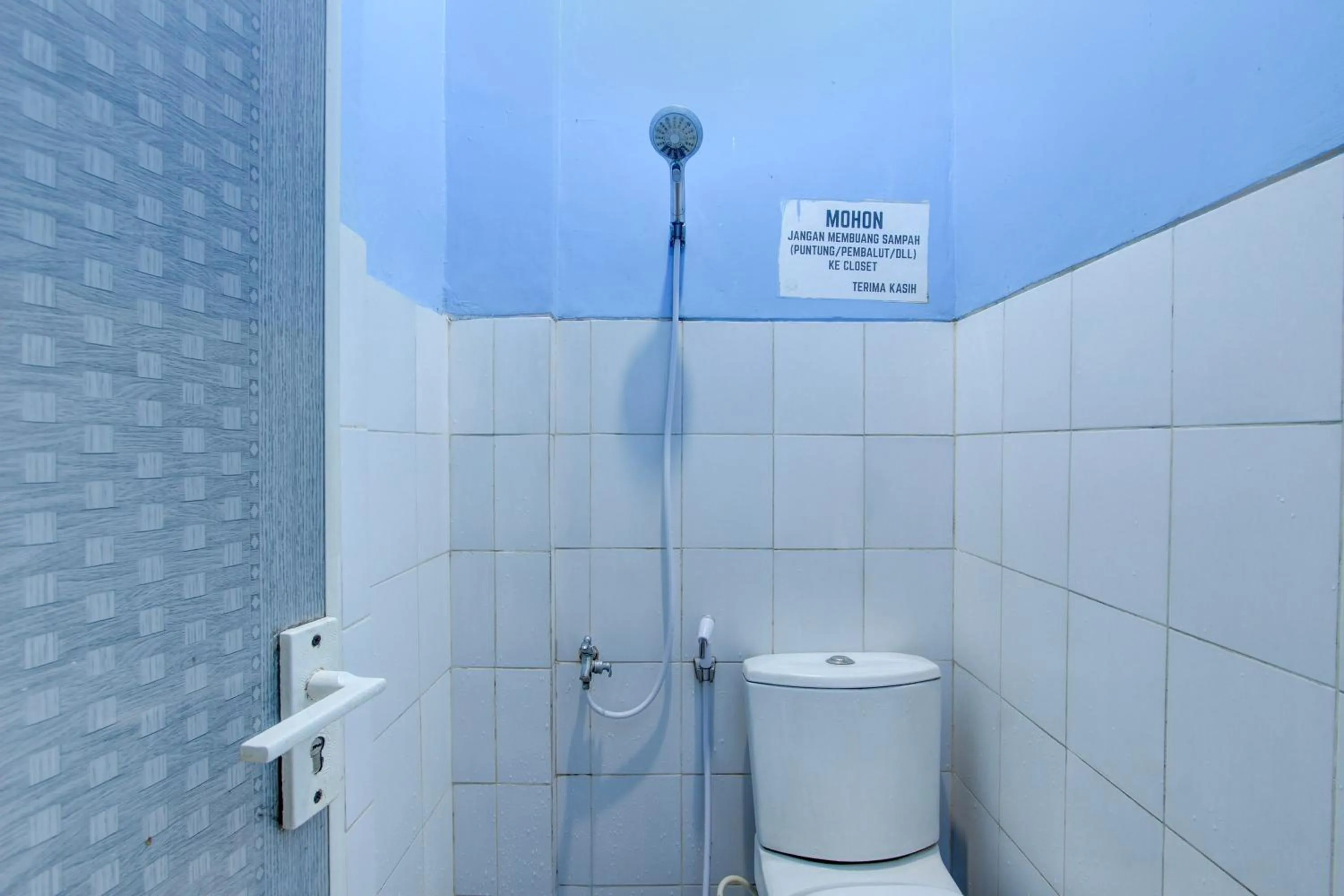 Bathroom in Capital O 93716 Family Guesthouse Syariah