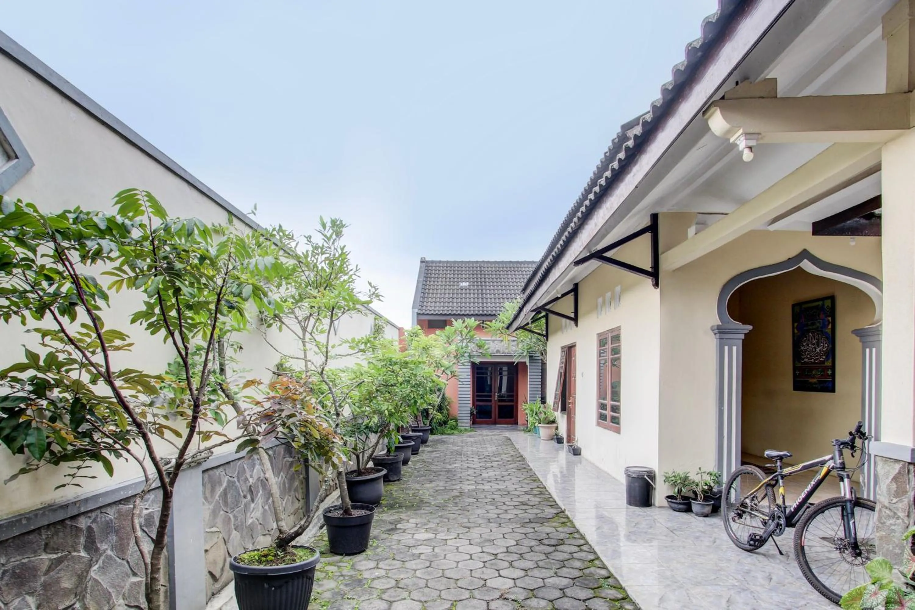 Lobby or reception in Capital O 93716 Family Guesthouse Syariah