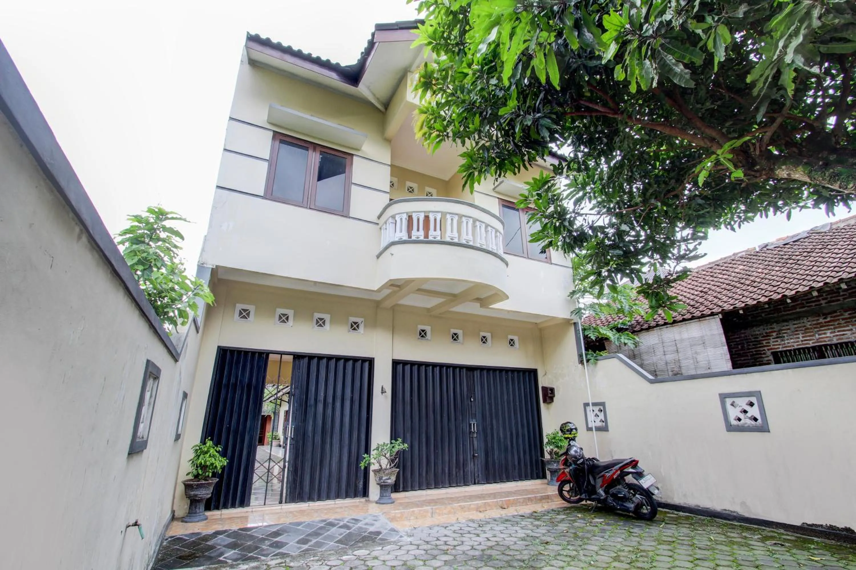 Facade/entrance in Capital O 93716 Family Guesthouse Syariah