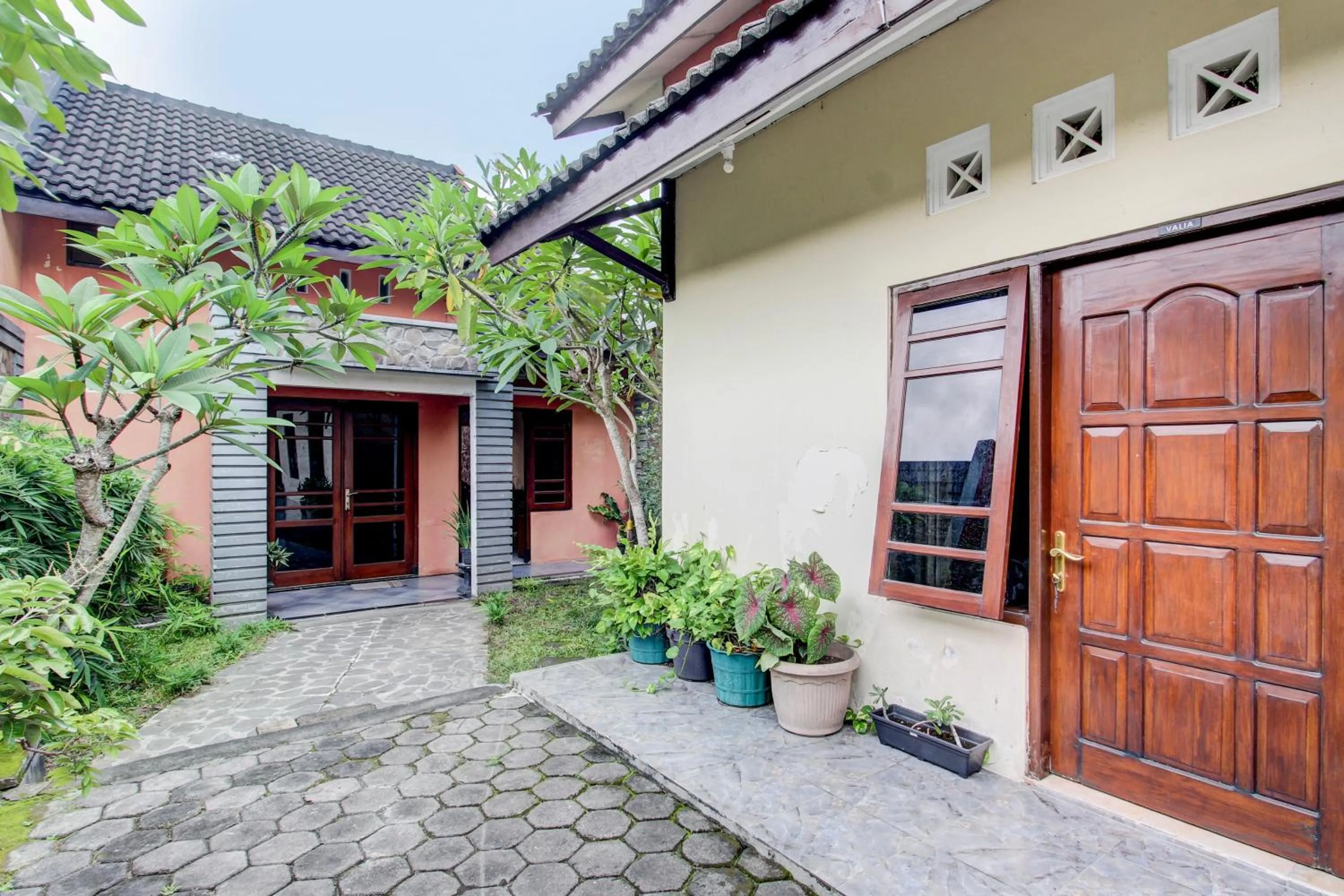 Lobby or reception in Capital O 93716 Family Guesthouse Syariah