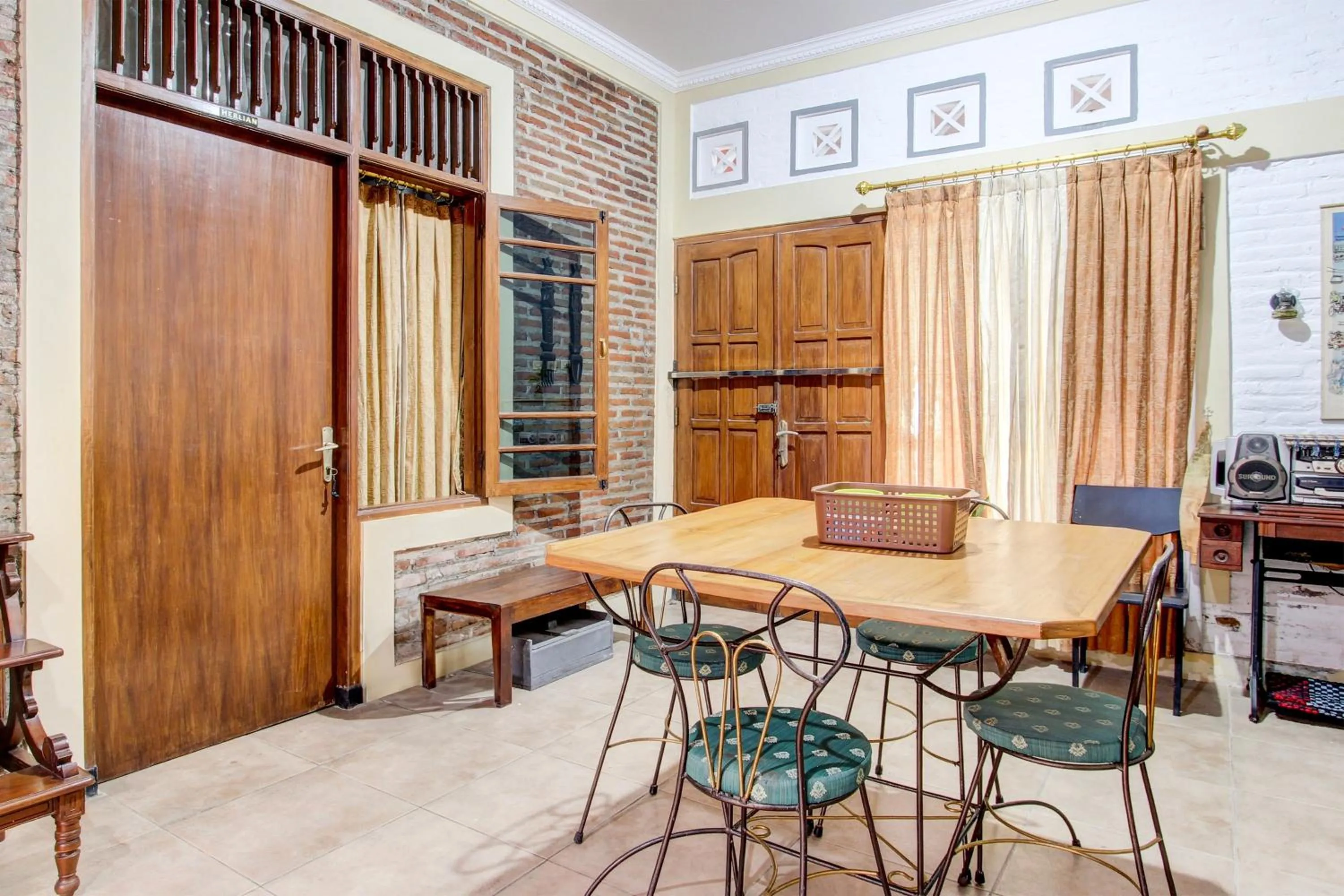 Lobby or reception in Capital O 93716 Family Guesthouse Syariah