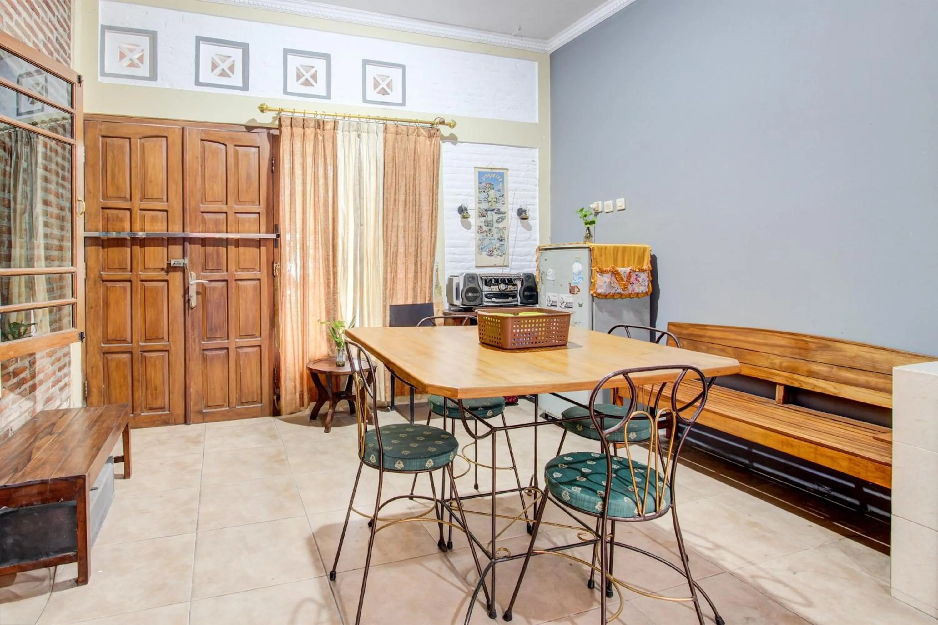 Lobby or reception in Capital O 93716 Family Guesthouse Syariah