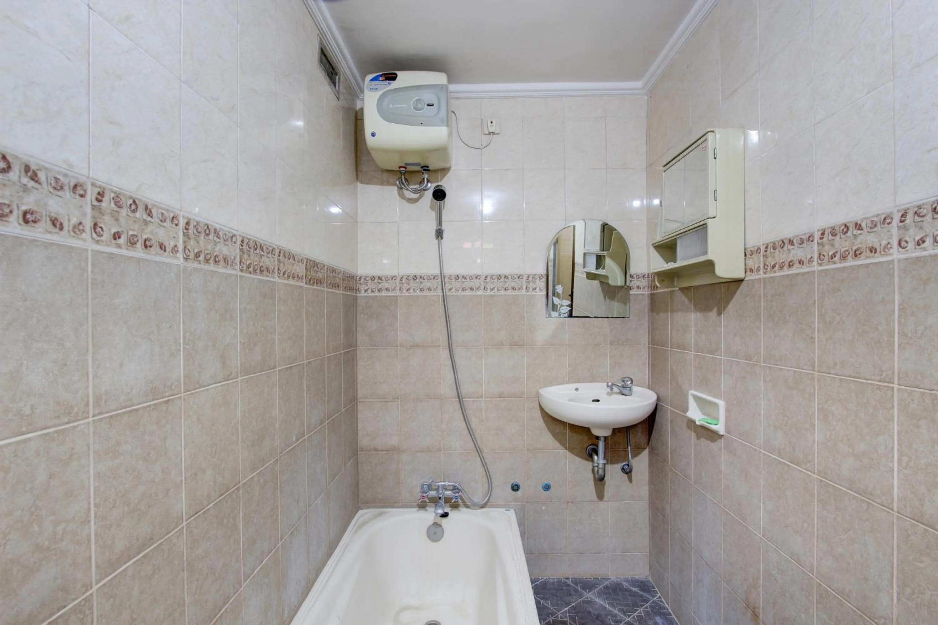 Bathroom in Capital O 93716 Family Guesthouse Syariah