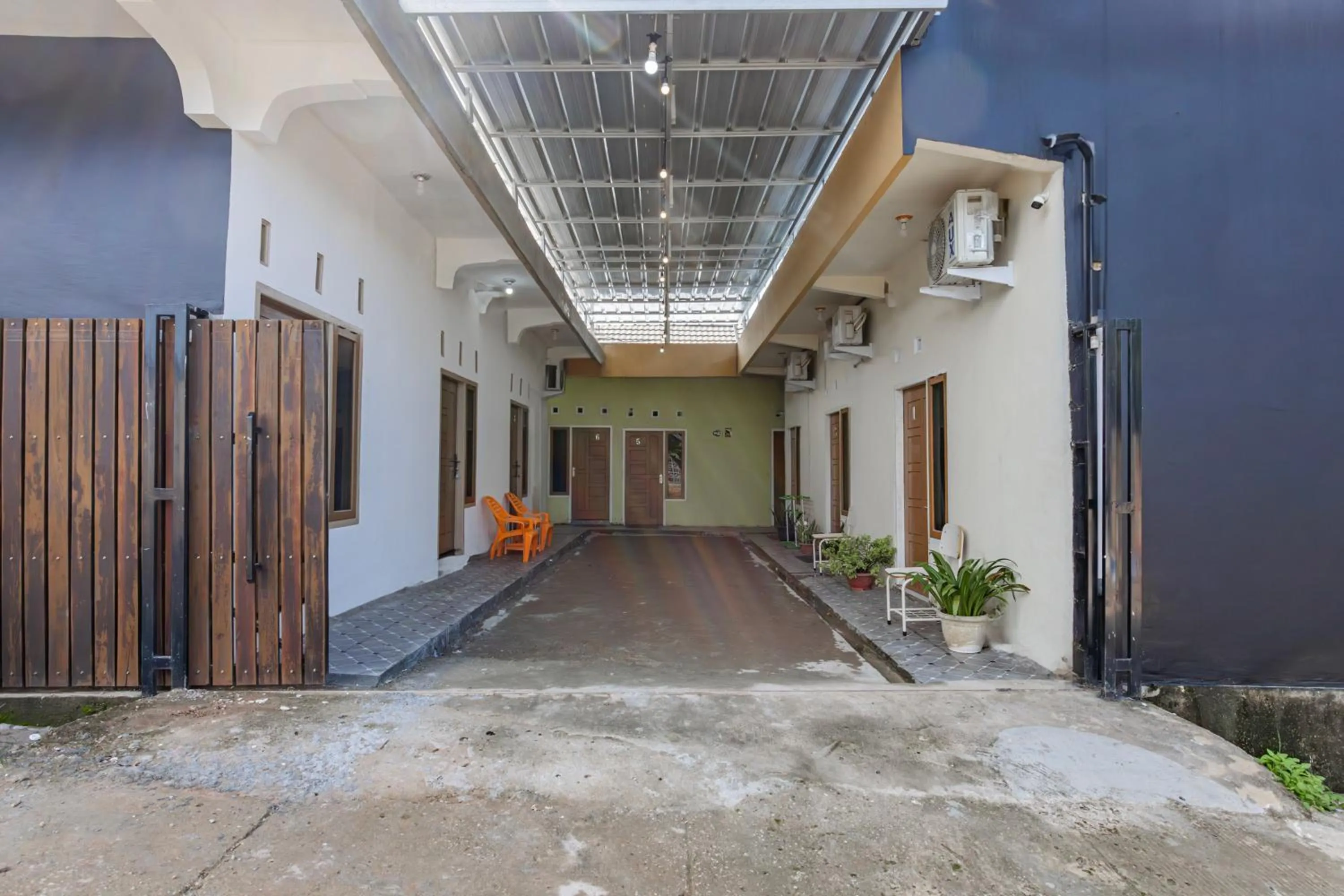 Facade/entrance in Hotel O Guest House Gembul Syariah