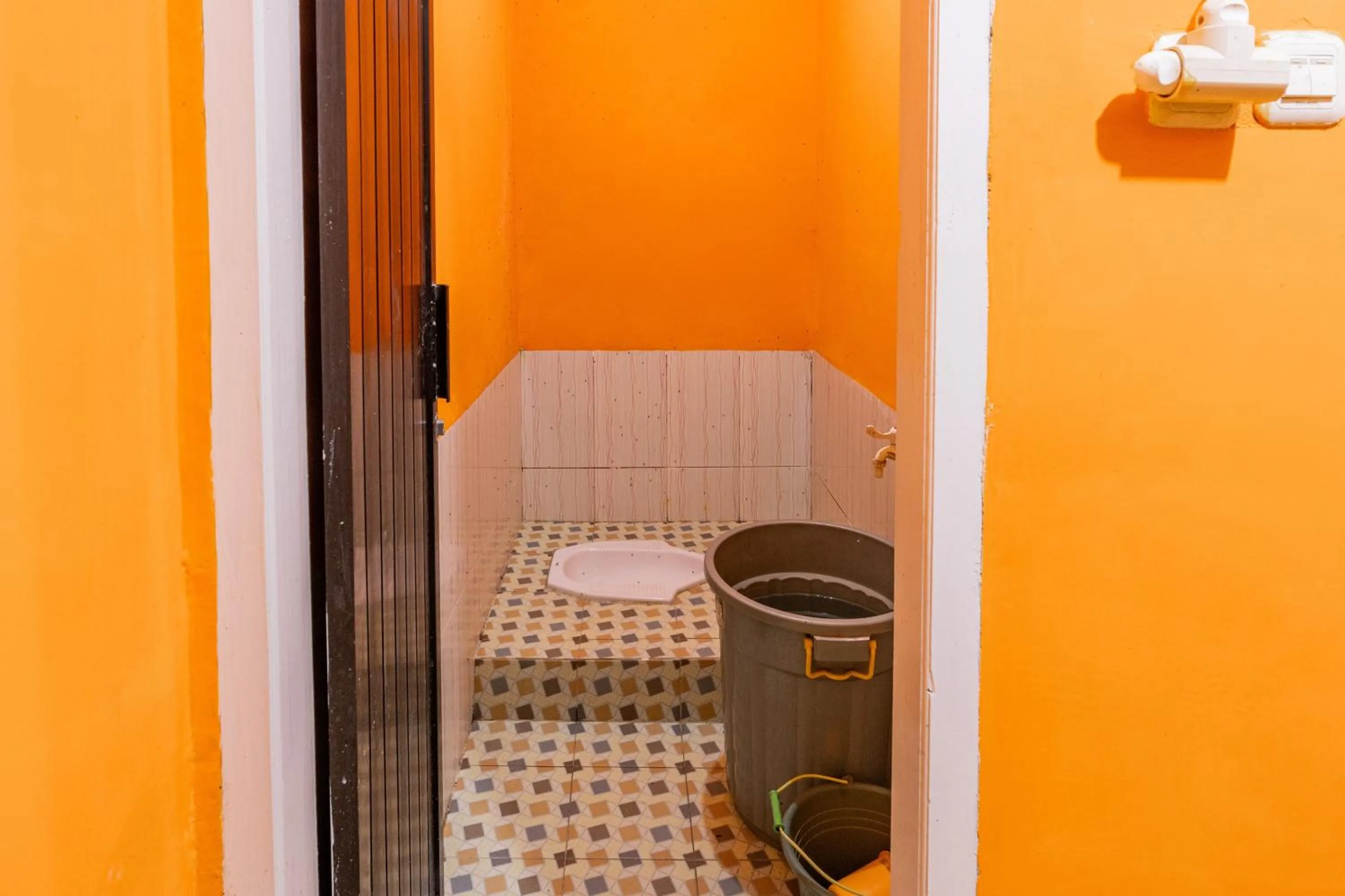 Bathroom in Hotel O Guest House Gembul Syariah