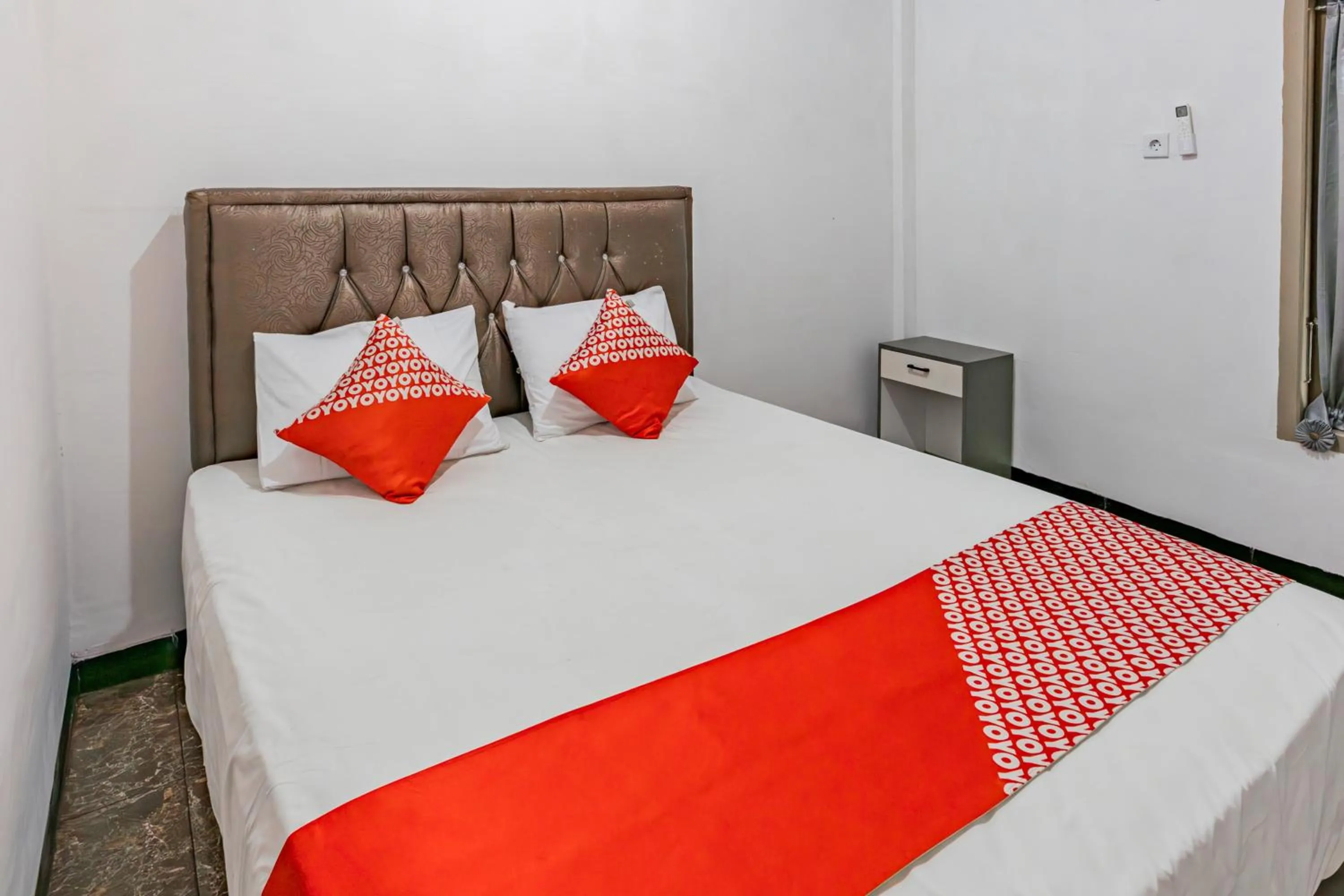 Bedroom, Bed in Hotel O Guest House Gembul Syariah