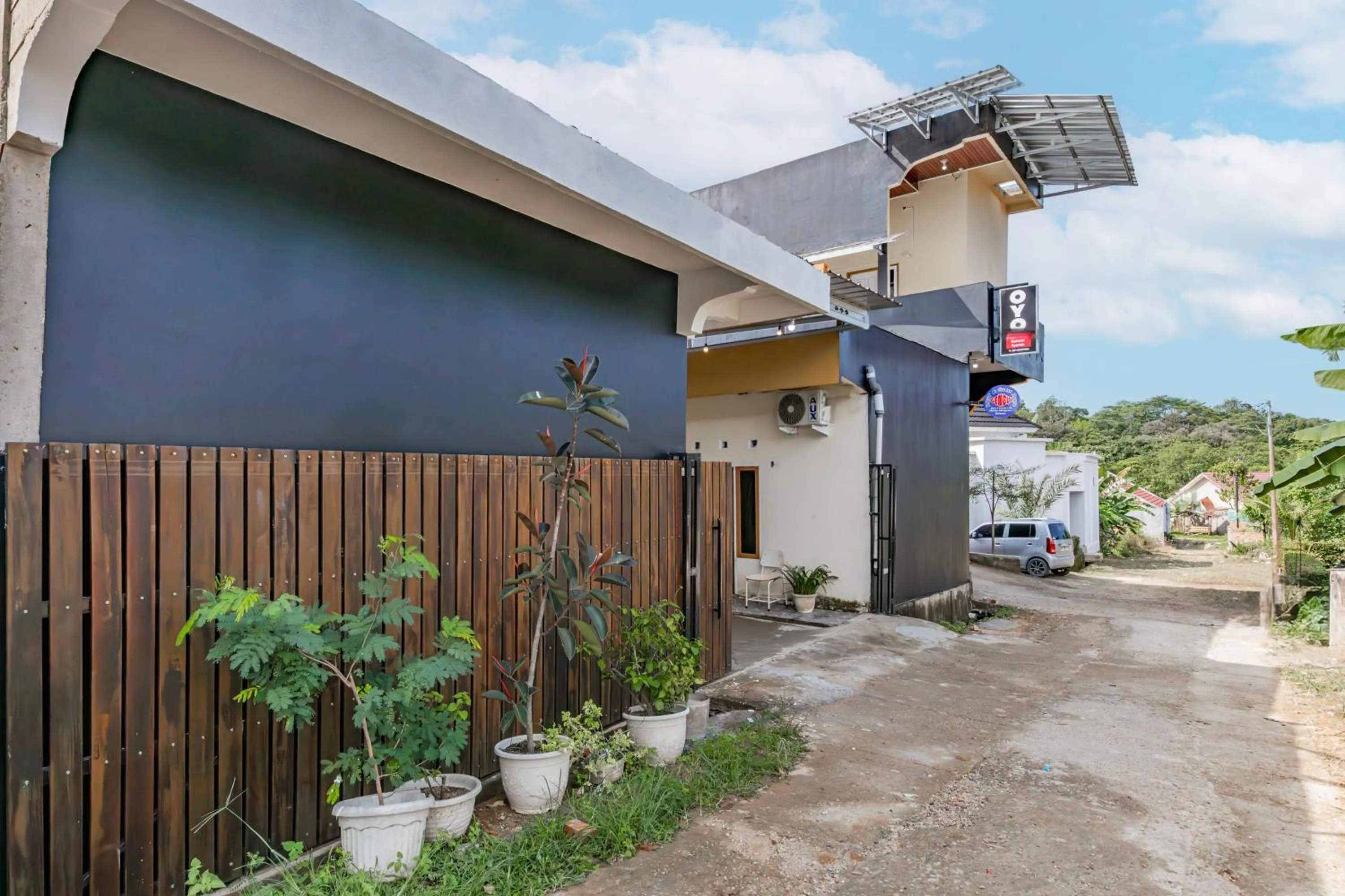Facade/entrance in Hotel O Guest House Gembul Syariah