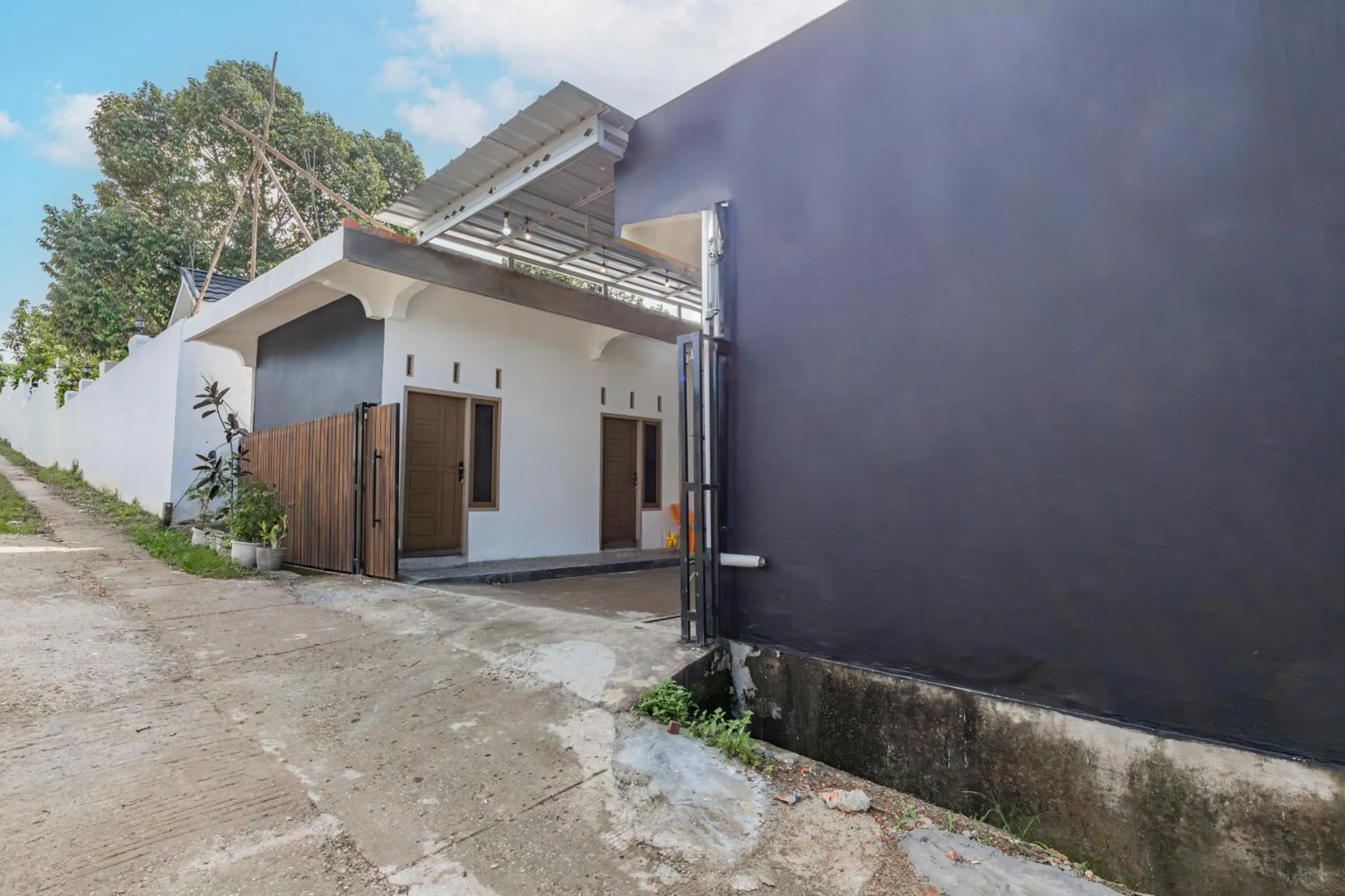 Facade/entrance in Hotel O Guest House Gembul Syariah