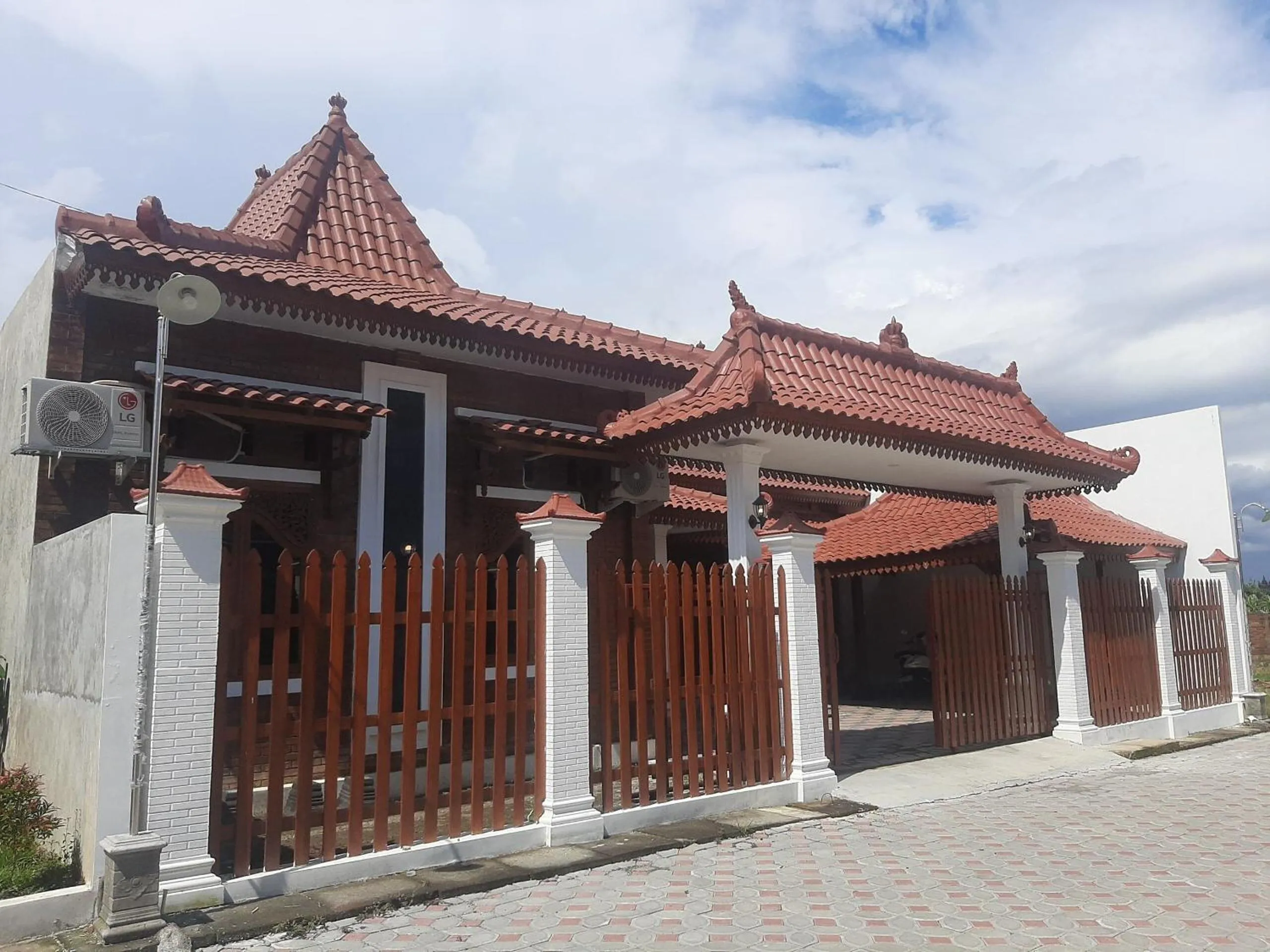 Facade/entrance in Capital O 93719 Homestay Omah Bidadari