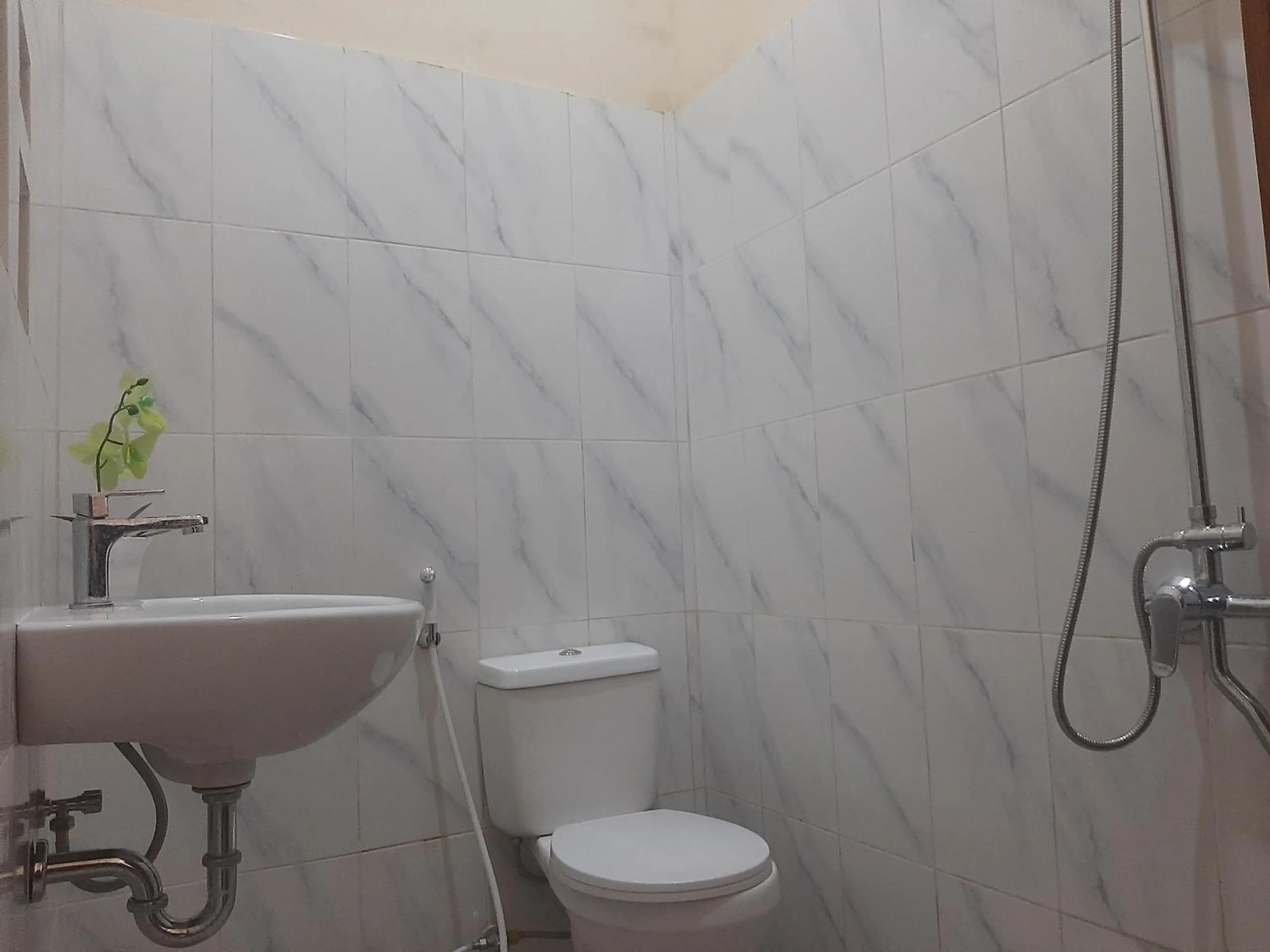 Bathroom in Capital O 93719 Homestay Omah Bidadari