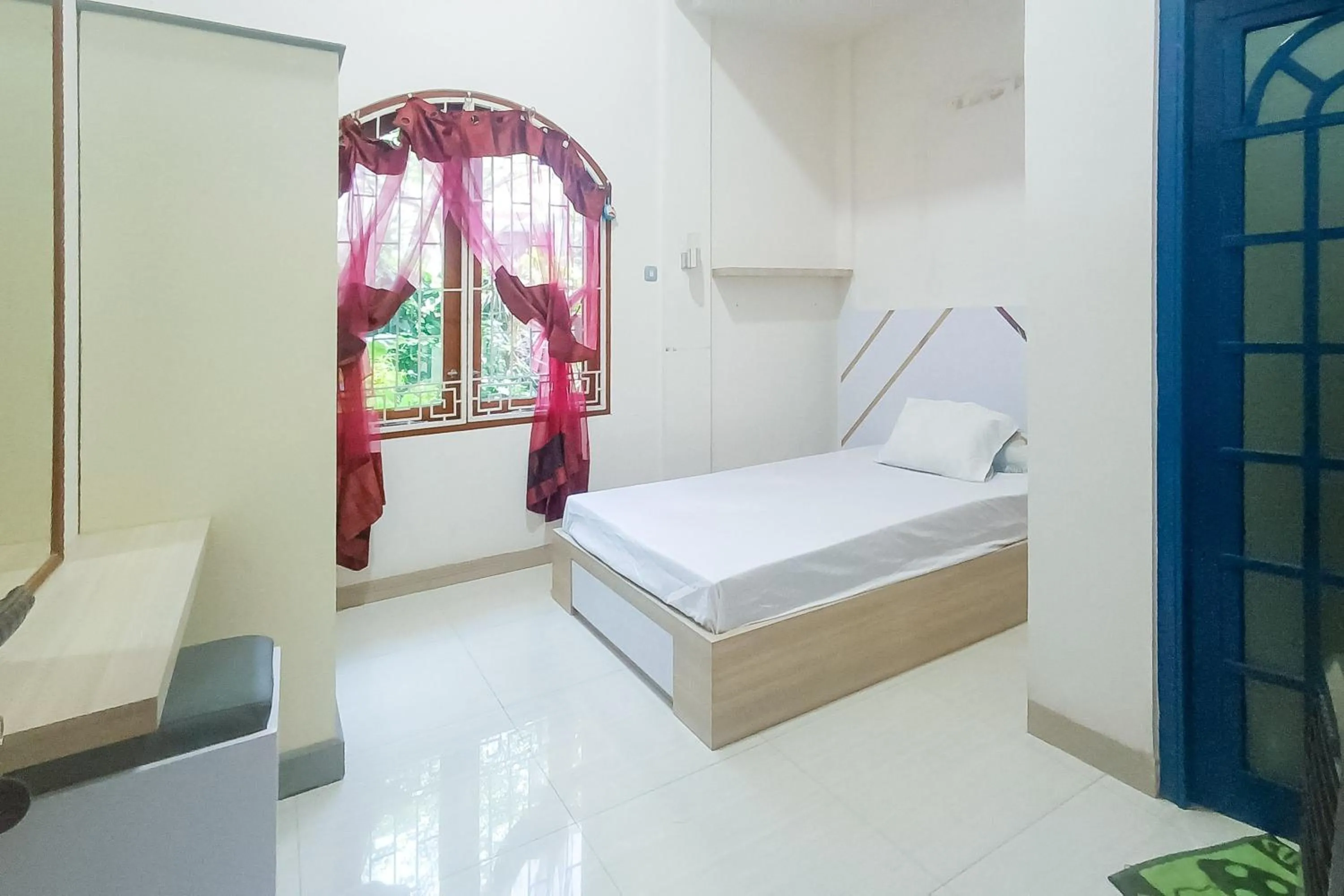 Budget Single Room in Vj Sweethome Syariah Near GOR Turida