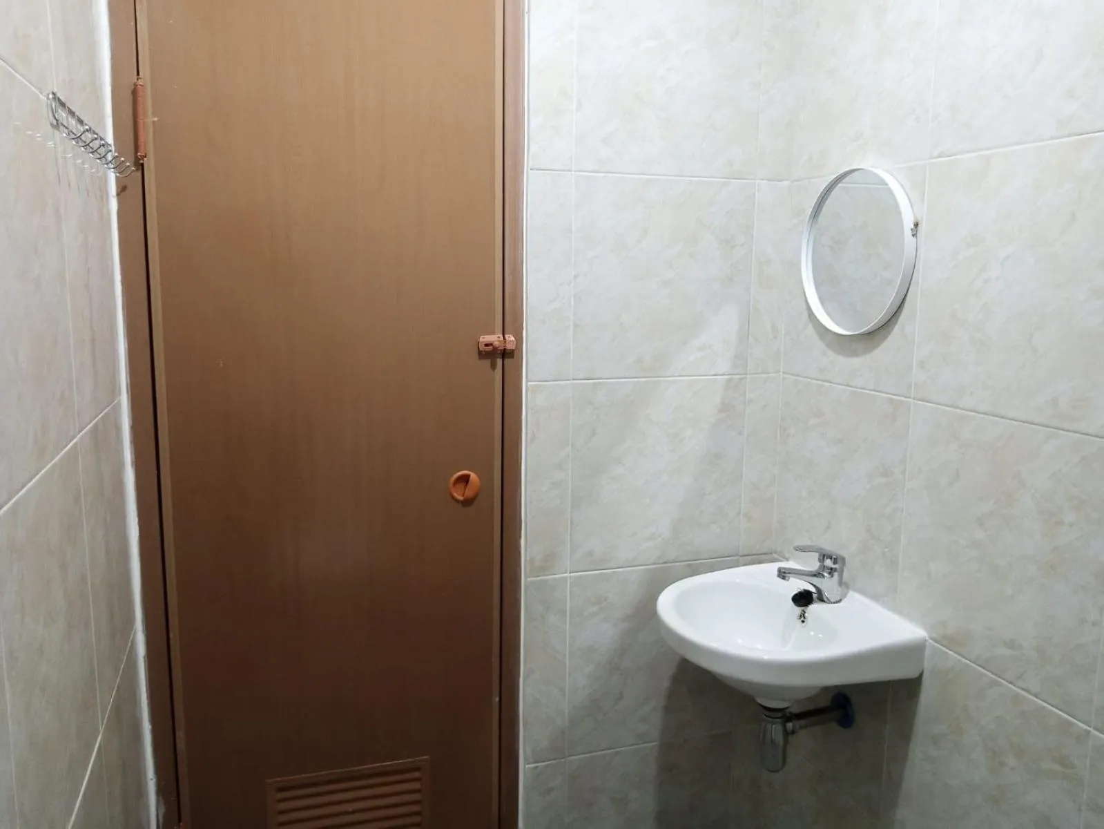 Bathroom in Capital O 93728 Guest House Cemara