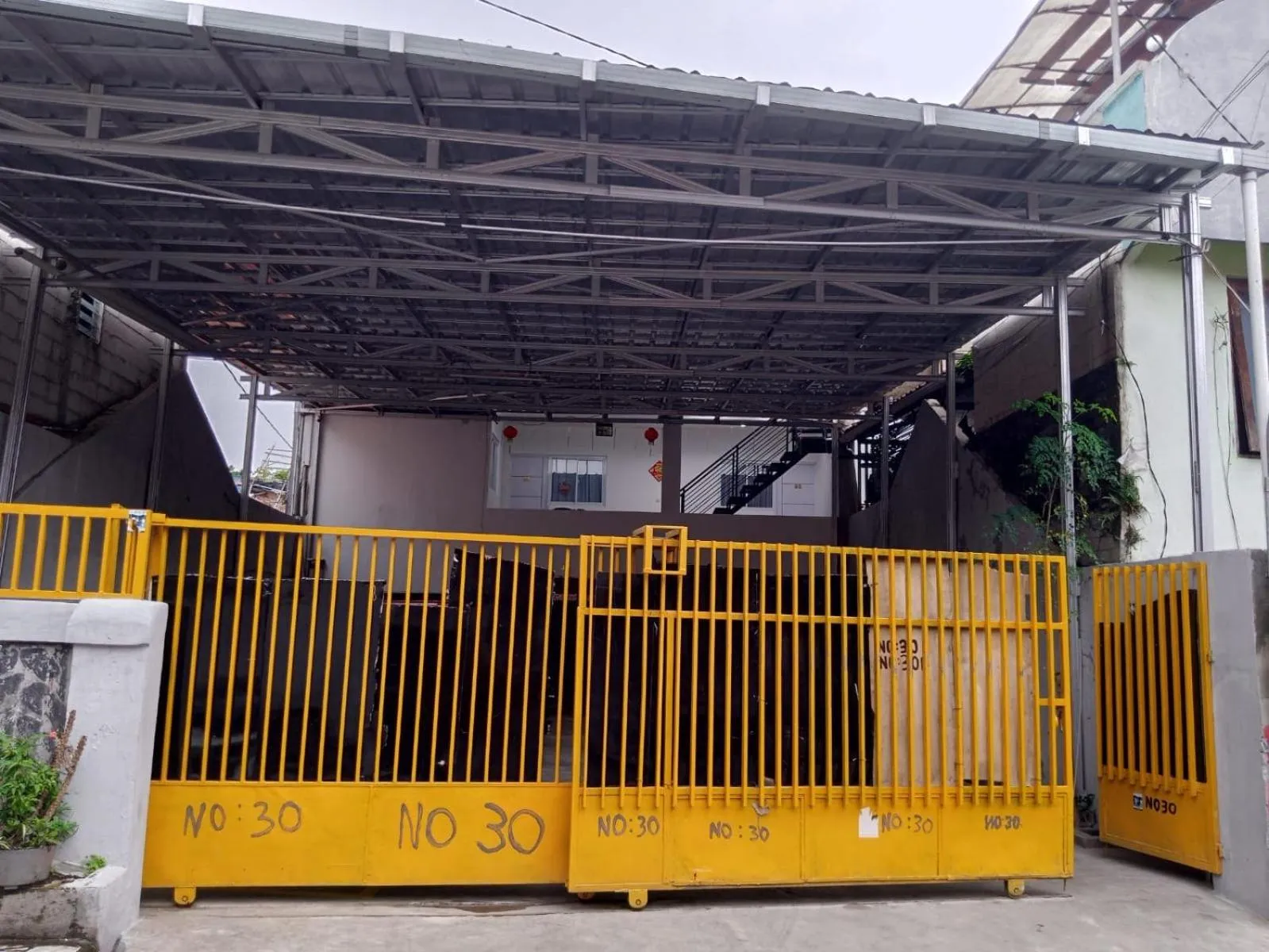 Facade/entrance in Capital O 93728 Guest House Cemara