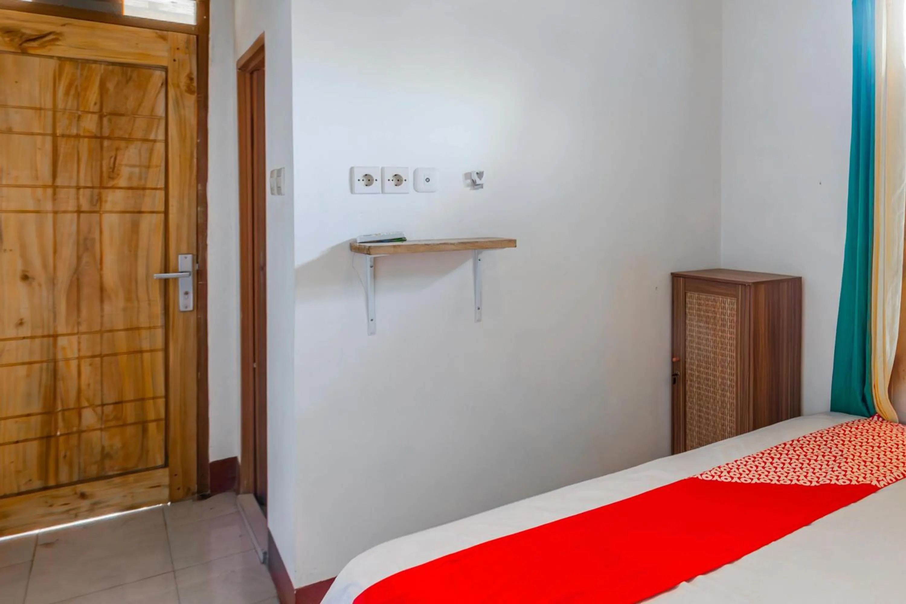 Bedroom in OYO 93729 Radesa Family Homestay