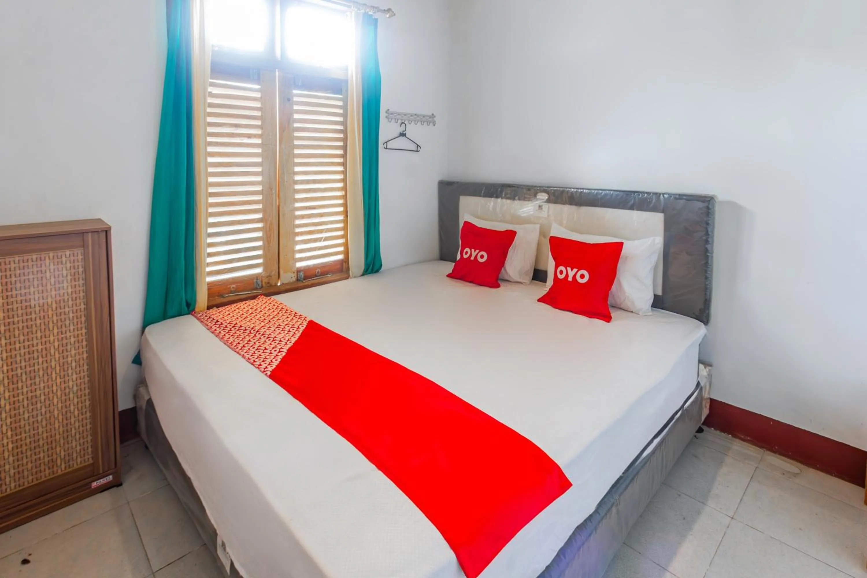 Bedroom in OYO 93729 Radesa Family Homestay