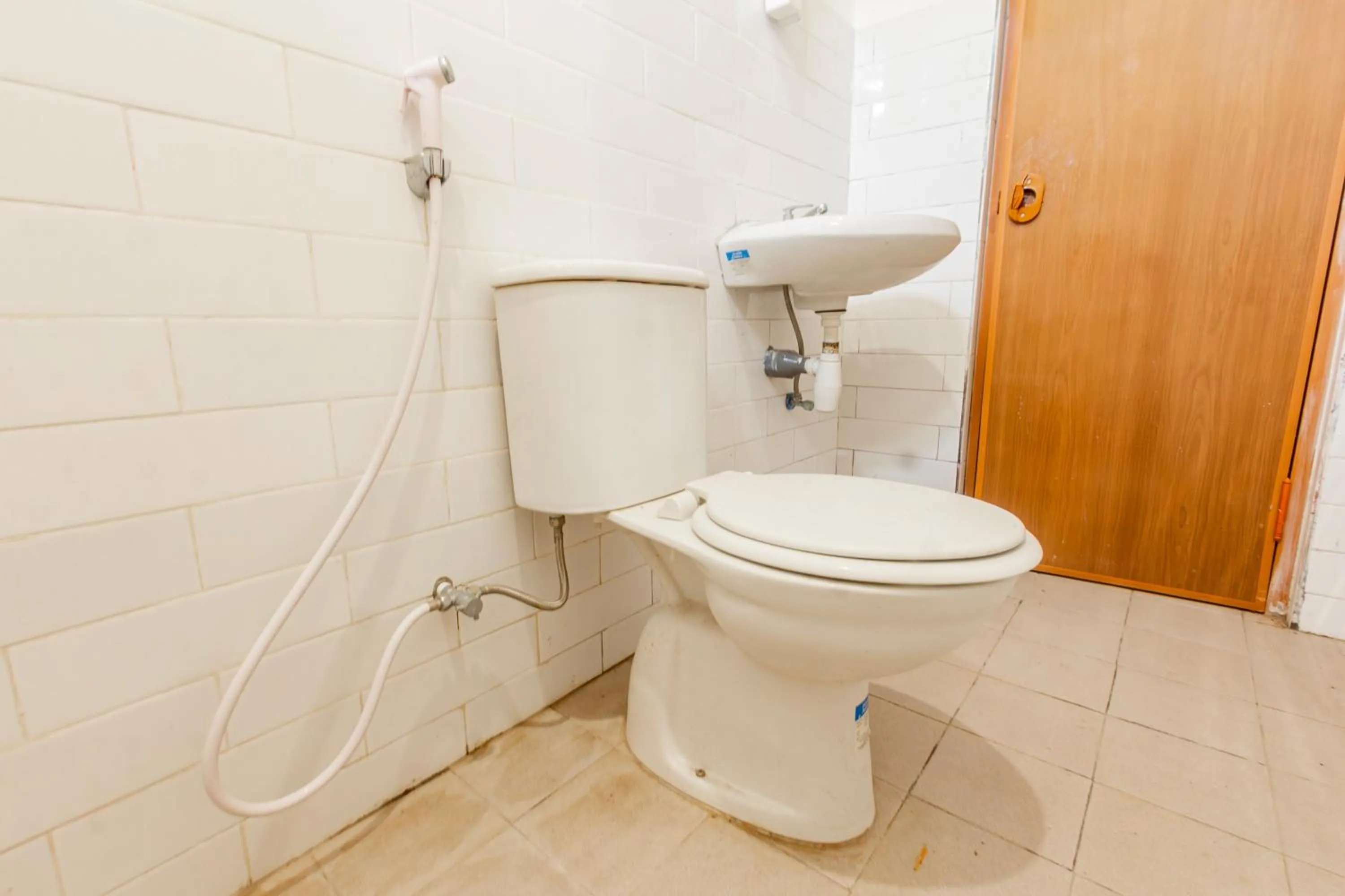 Bathroom in OYO 93729 Radesa Family Homestay