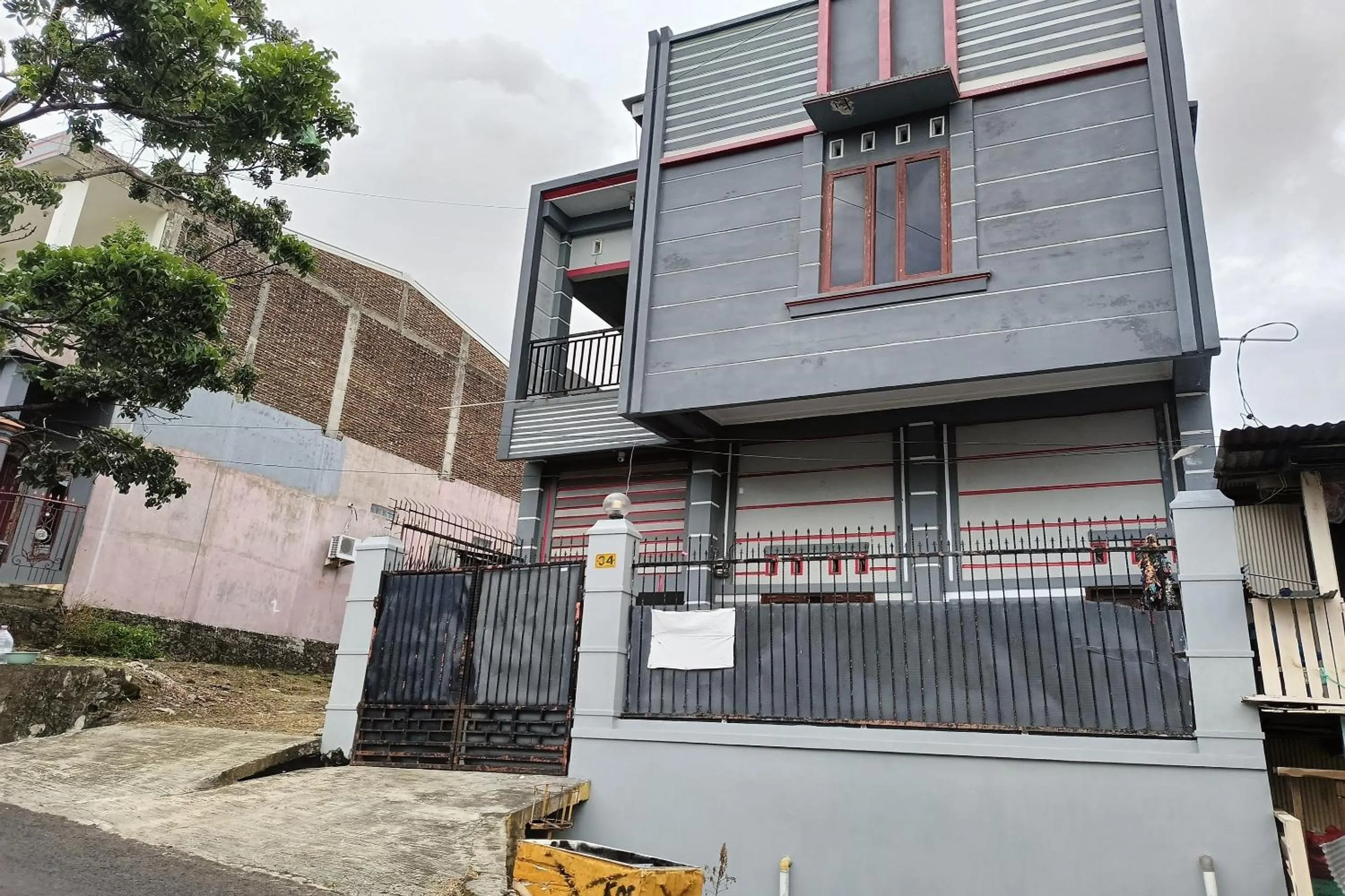 Facade/entrance in Hotel O Amas Syariah