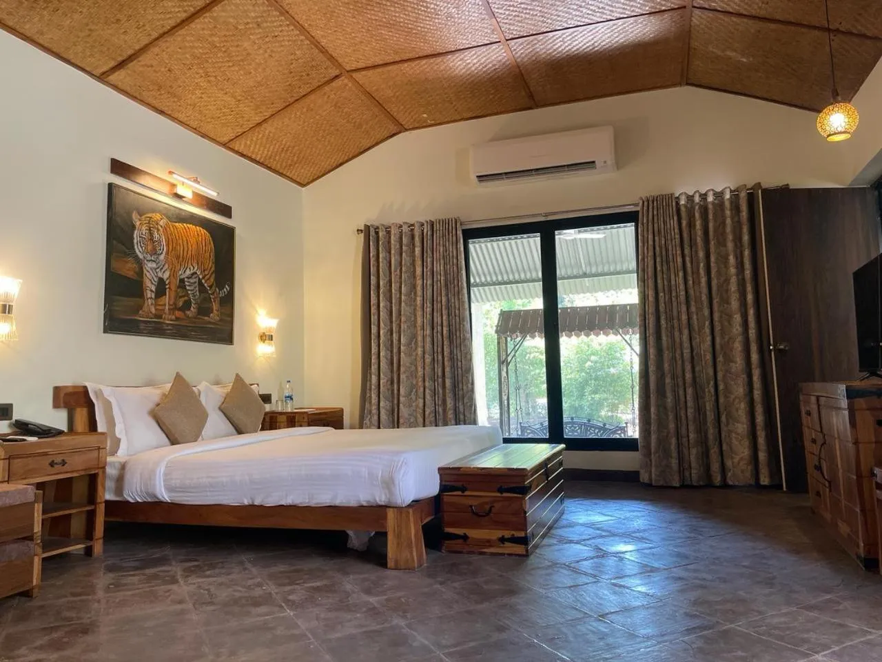 Photo of the whole room, Bed in Tathastu Bandhavgarh