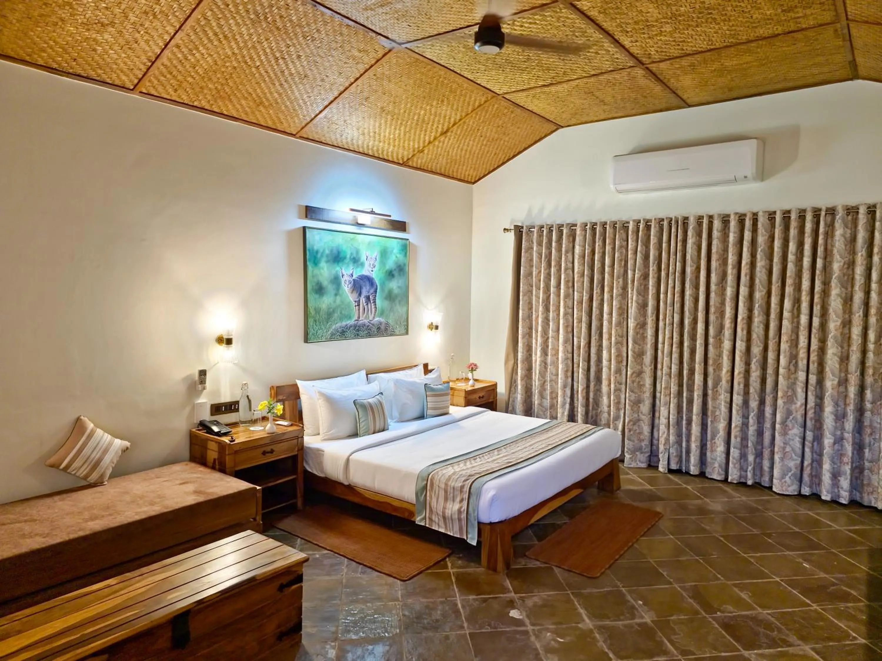 Photo of the whole room, Bed in Tathastu Bandhavgarh