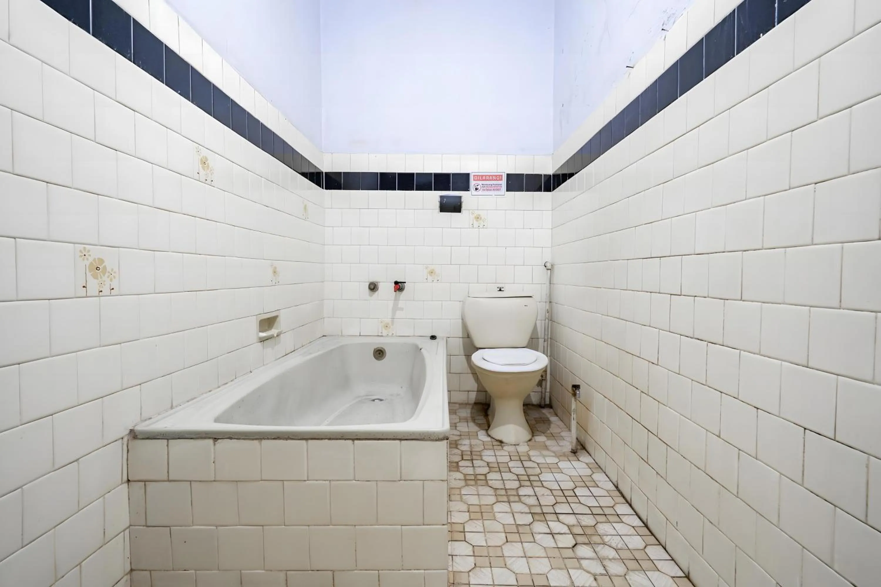 Bathroom in Capital O 93733 Hotel Linggarjati Kuningan