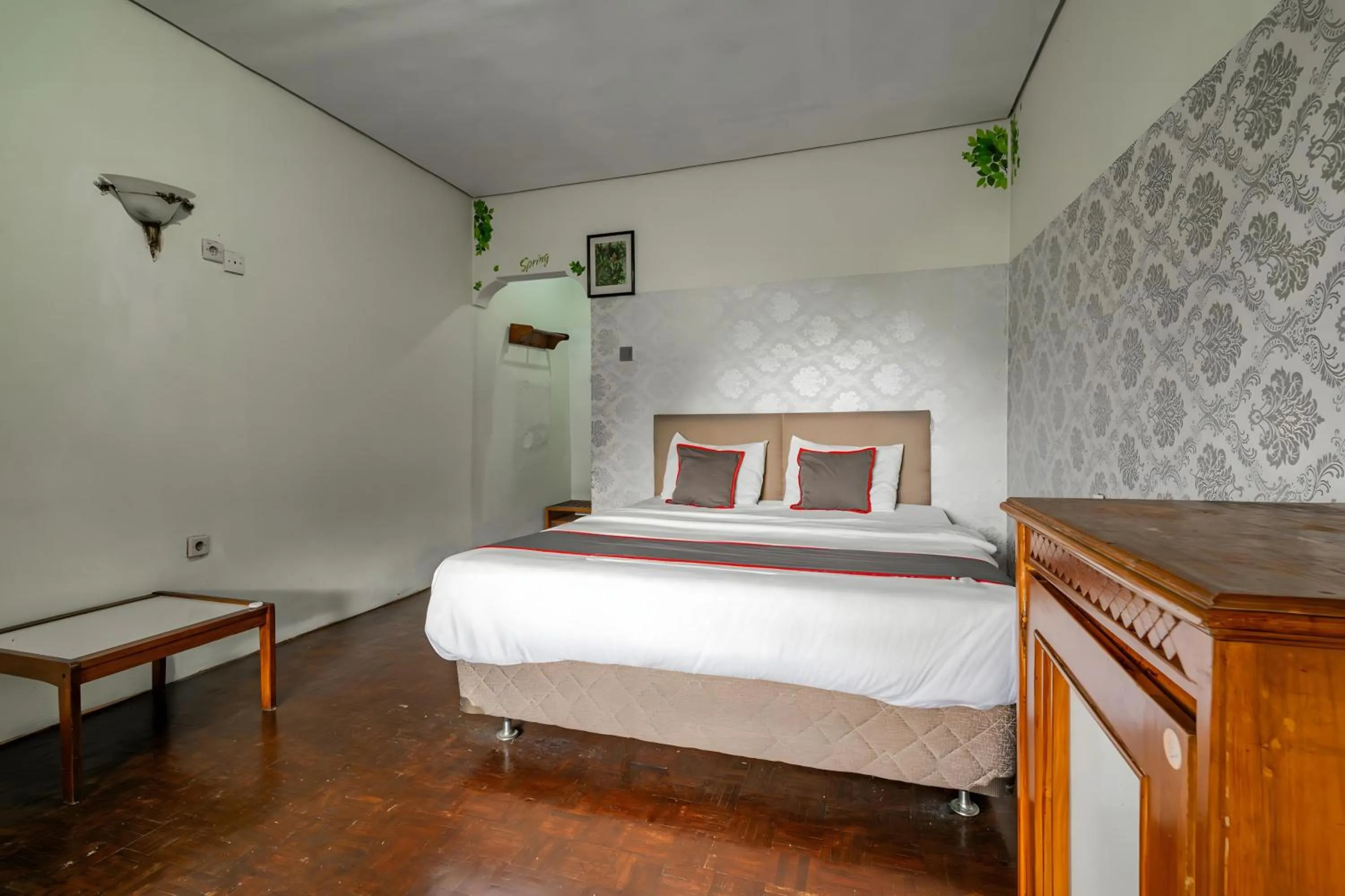 Bedroom, Bed in Capital O 93733 Hotel Linggarjati Kuningan