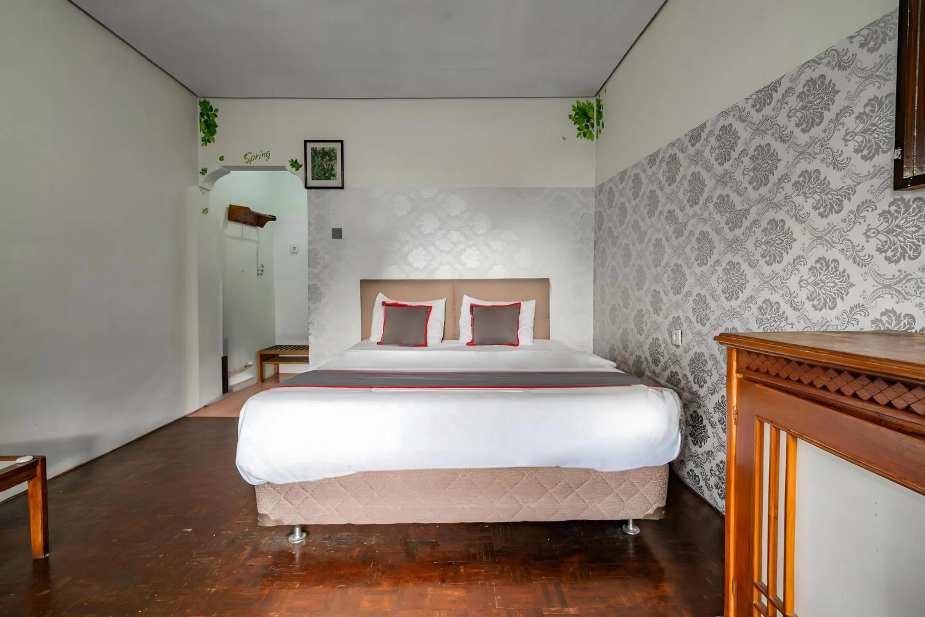 Bedroom, Bed in Capital O 93733 Hotel Linggarjati Kuningan