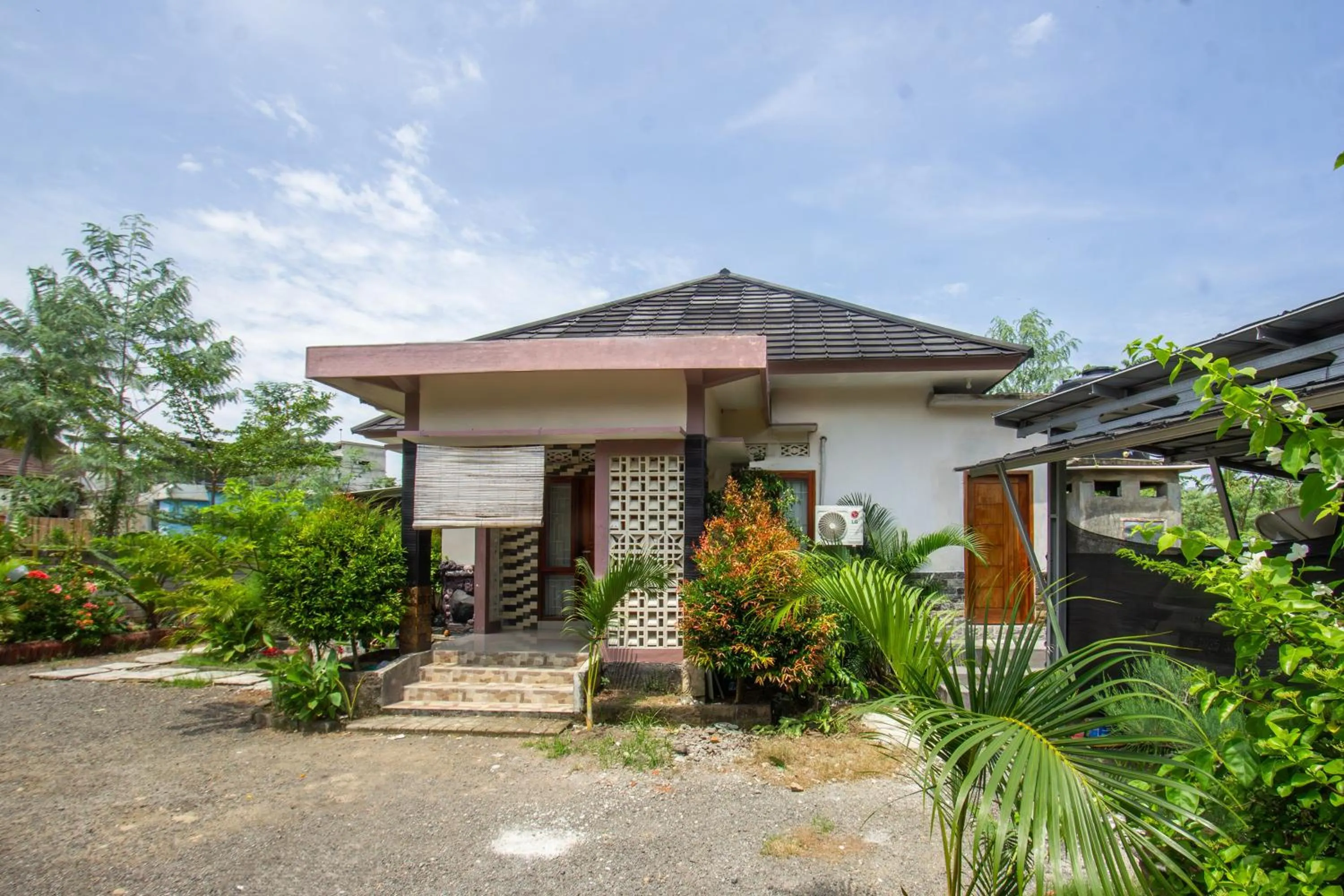 Facade/entrance in OYO 93737 Bale Oyan Homestay