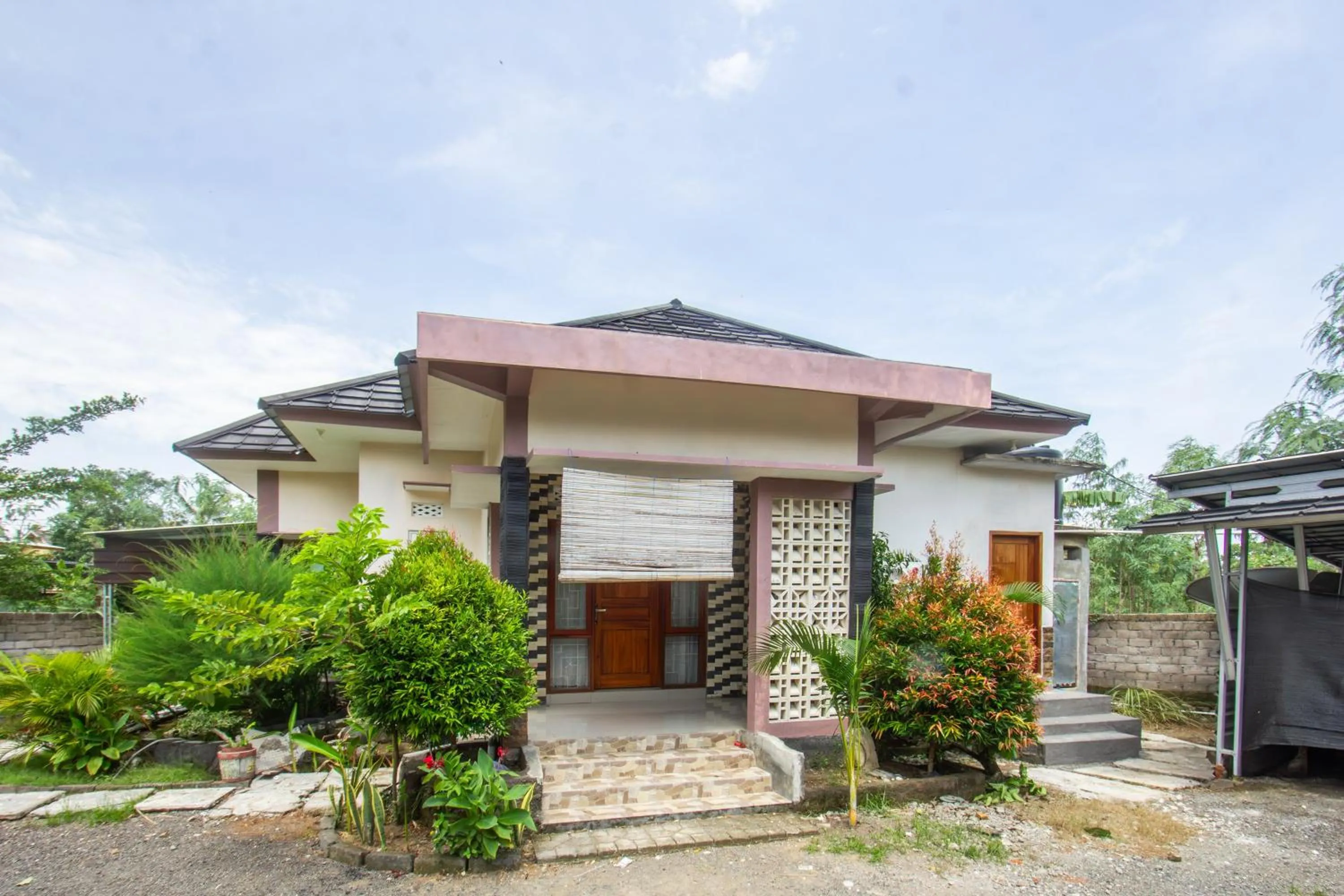 Facade/entrance in OYO 93737 Bale Oyan Homestay