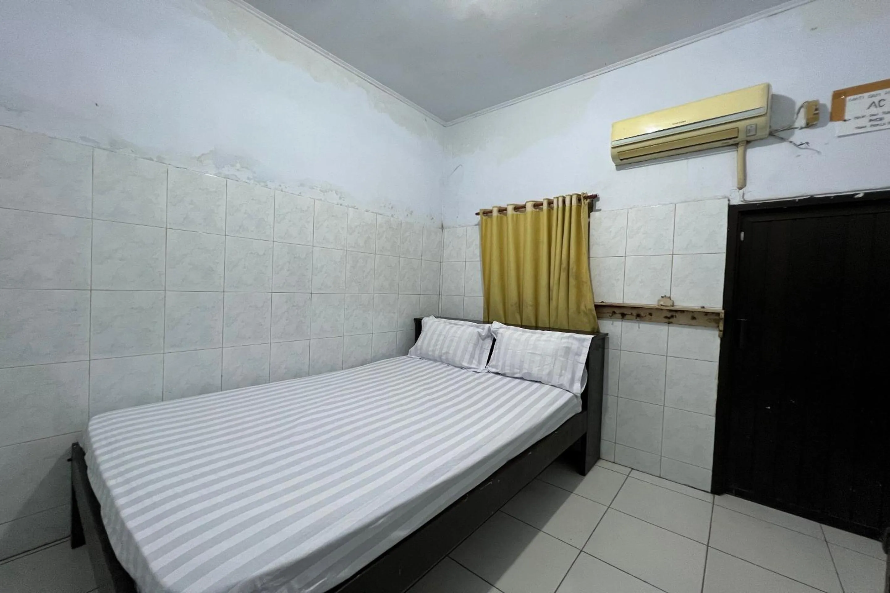 Bedroom, Bed in Hotel O Rafira Losmen NearYani Heahlerr