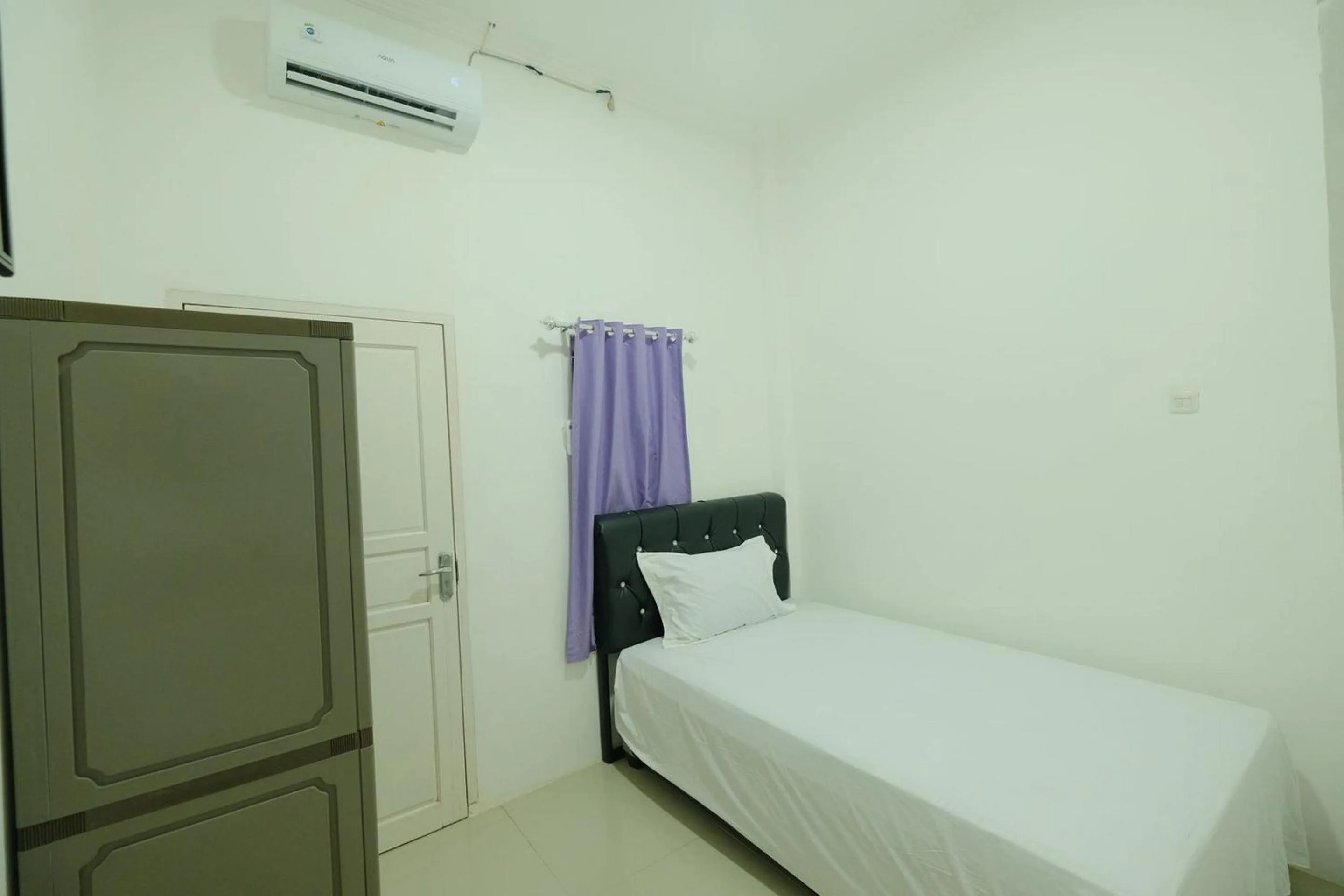 Bedroom, Bed in Hotel O Rafira Losmen NearYani Heahlerr