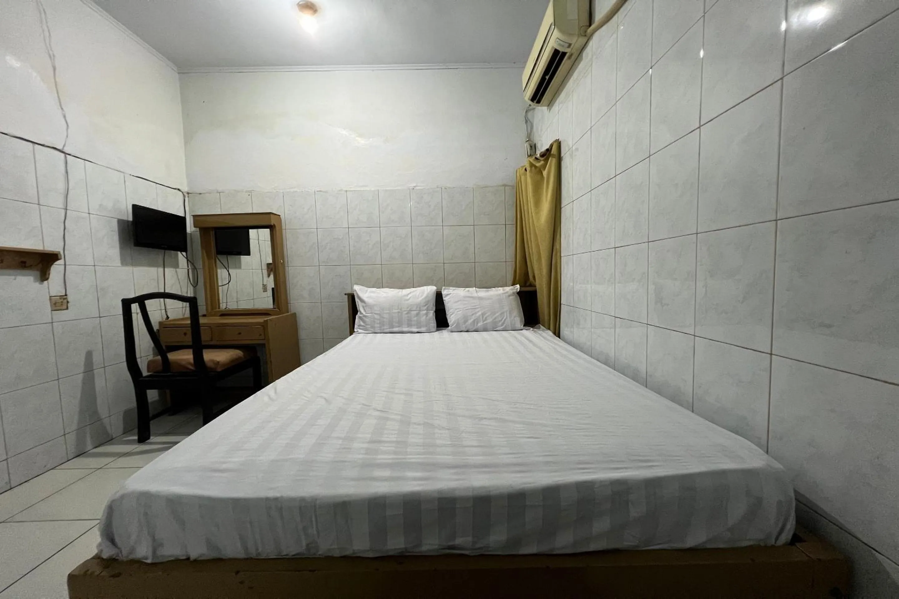 Bedroom, Bed in Hotel O Rafira Losmen NearYani Heahlerr