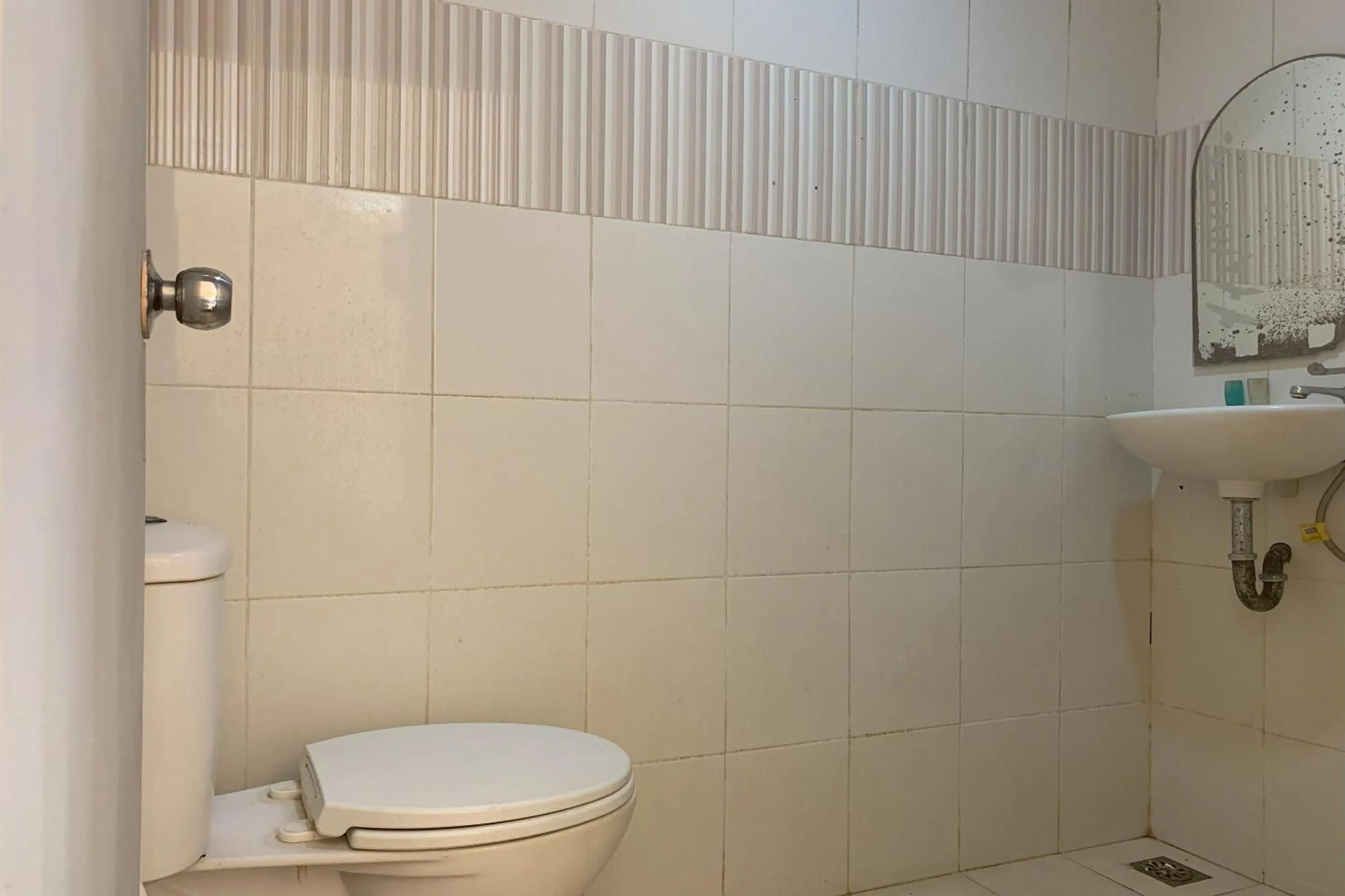 Bathroom in Hotel O Rafira Losmen NearYani Heahlerr