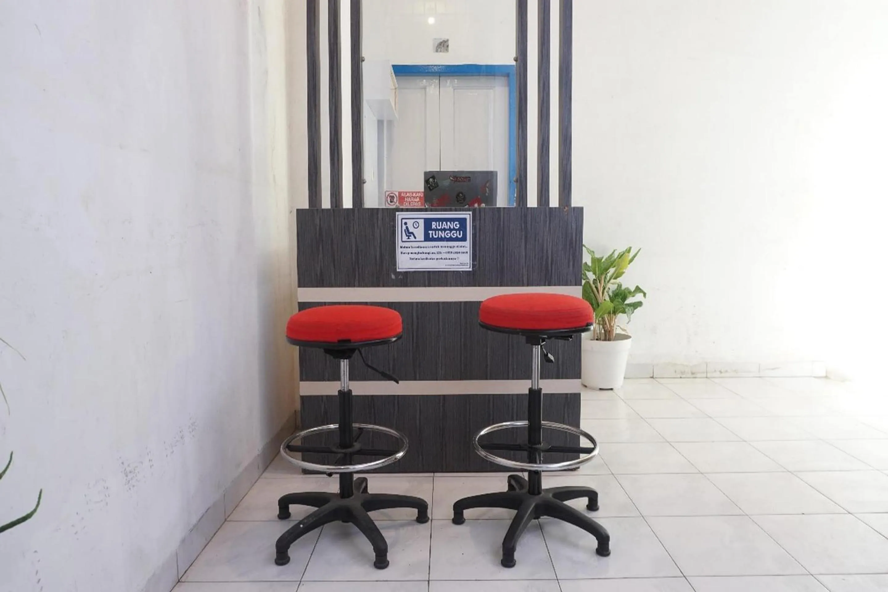 Lobby or reception in OYO 93756 Qq Kost Near Pantai Kebesaran Beach