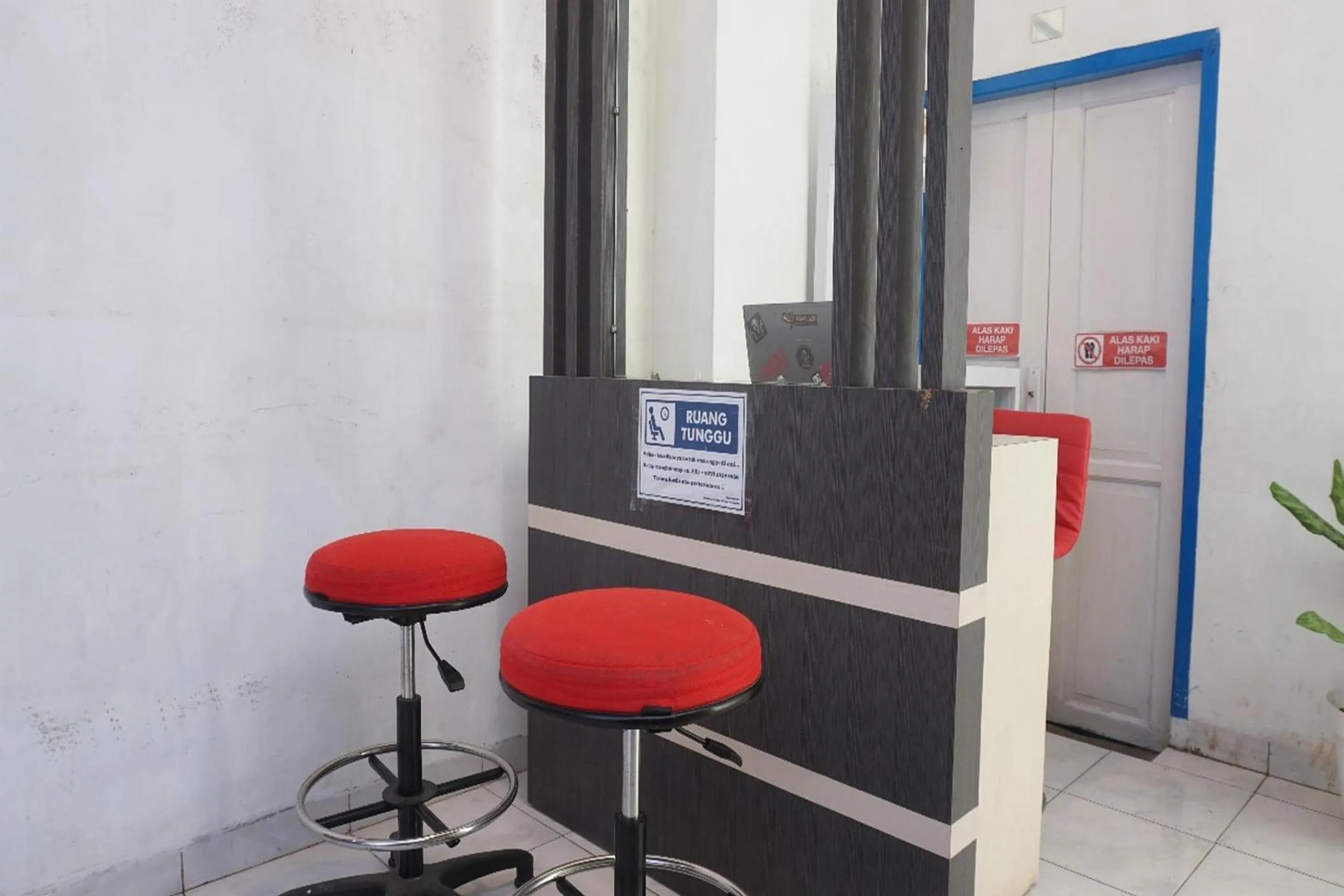 Lobby or reception in OYO 93756 Qq Kost Near Pantai Kebesaran Beach