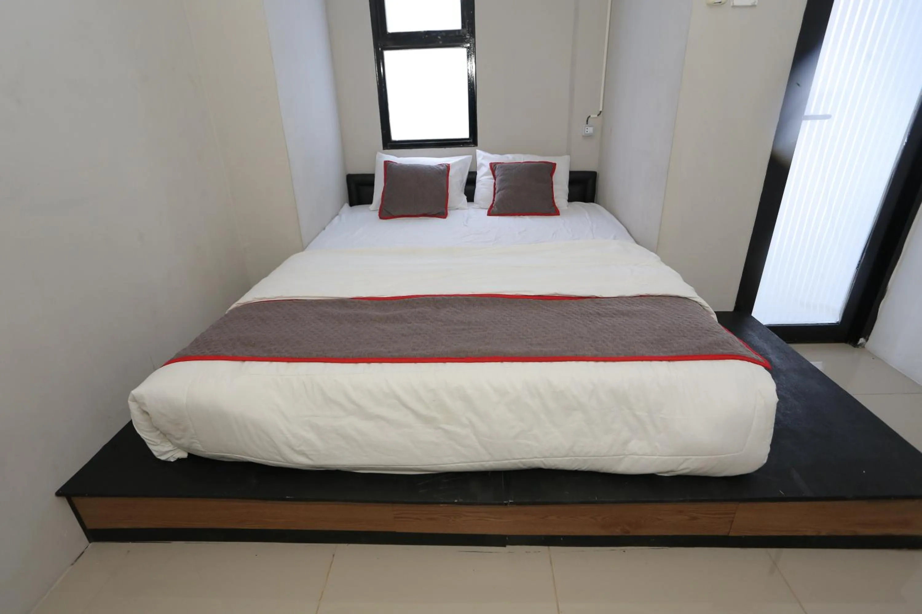 Bedroom in Collection O 93750 Luxury Rooms @ Urbantown Serpong