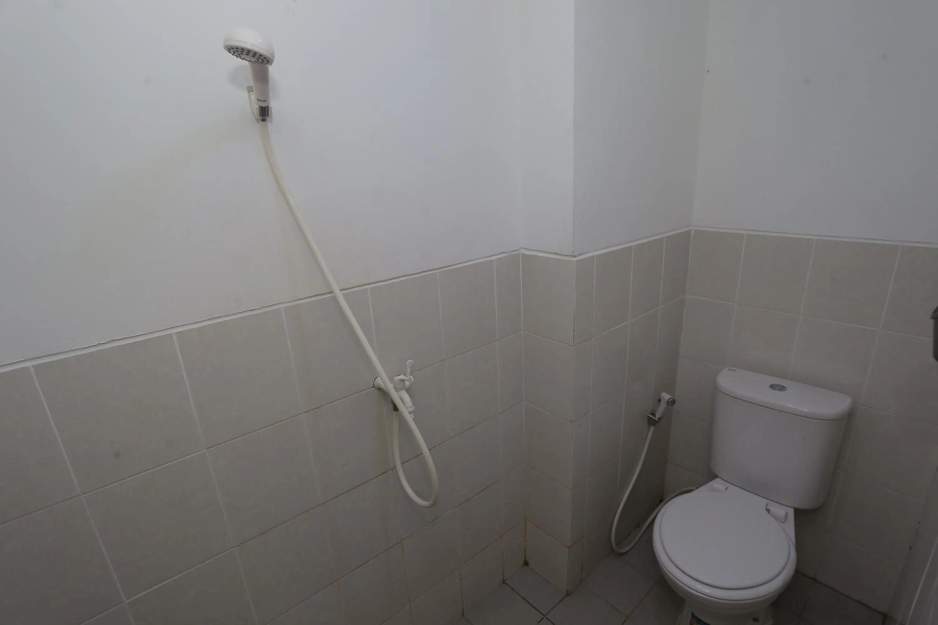 Bathroom in Collection O 93750 Luxury Rooms @ Urbantown Serpong